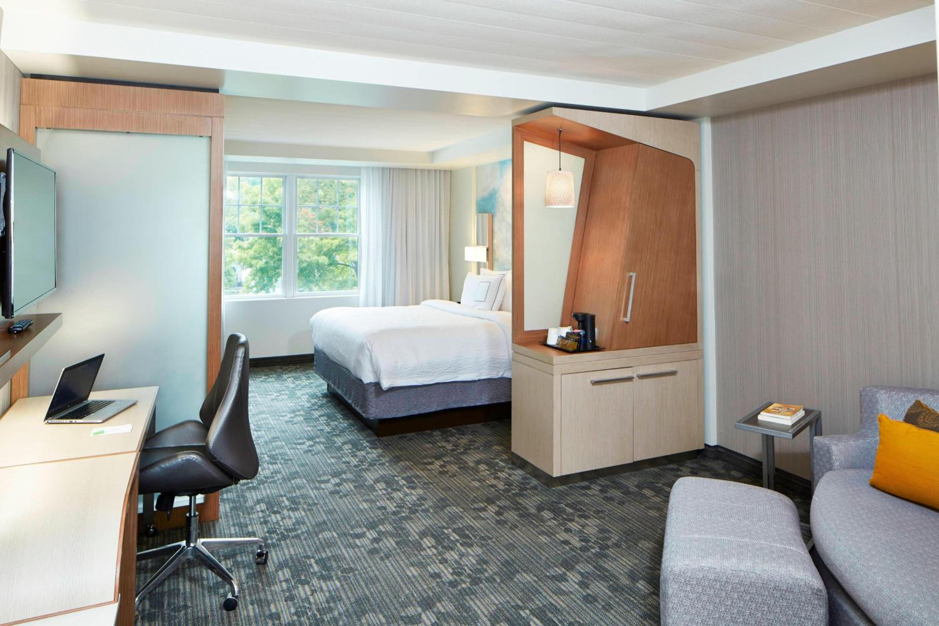 King Suite with Sofa Bed and Roll-in Shower - Mobility Accessible photo 3