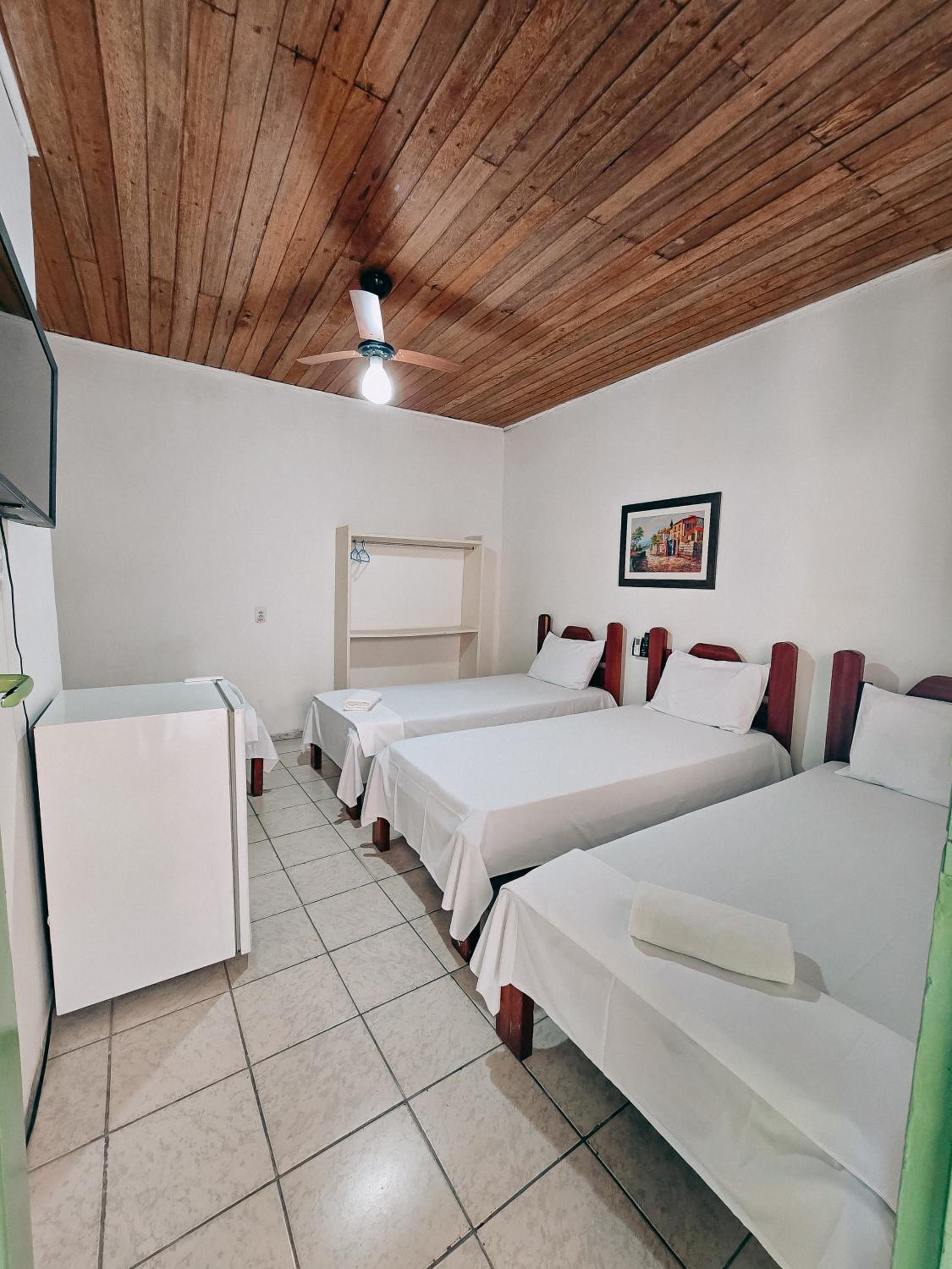 Quadruple Room with Private Bathroom - Photo 2