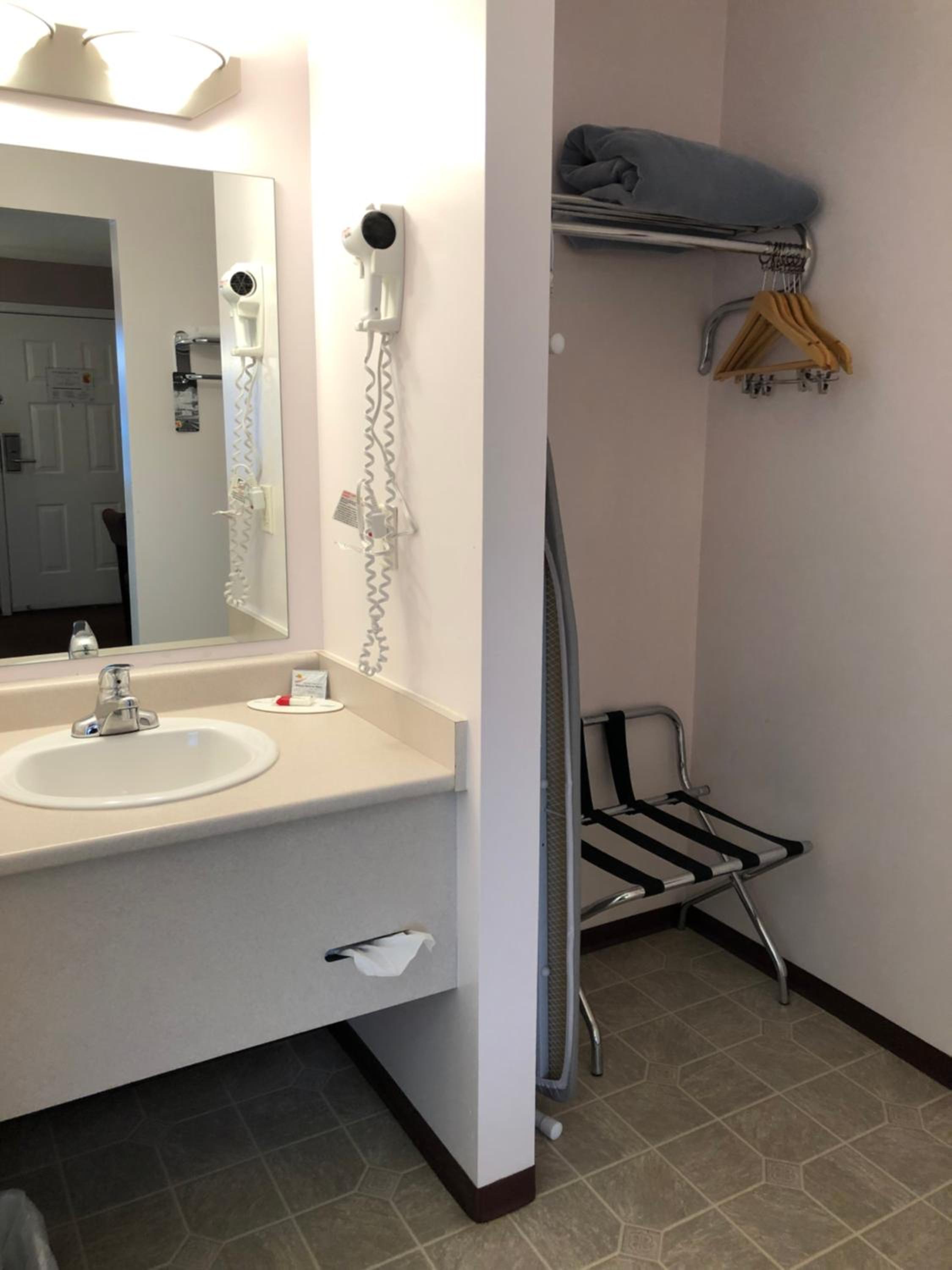 Queen Room with Two Queen Beds - Pet Friendly/Non-Smoking - Photo 4
