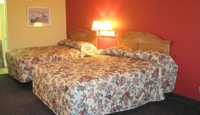 Queen Room with Two Queen Beds - Non-Smoking - Photo 1
