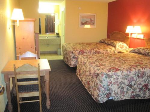 Queen Room with Two Queen Beds - Non-Smoking - Photo 2