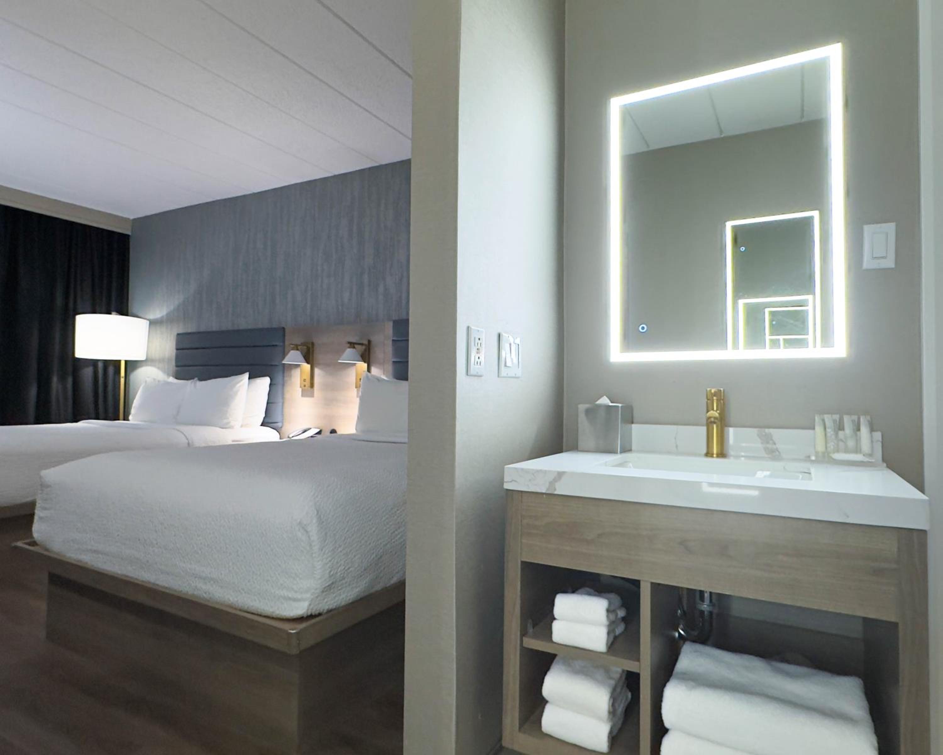 Queen Room with Two Queen Beds - Non-Smoking - Photo 1