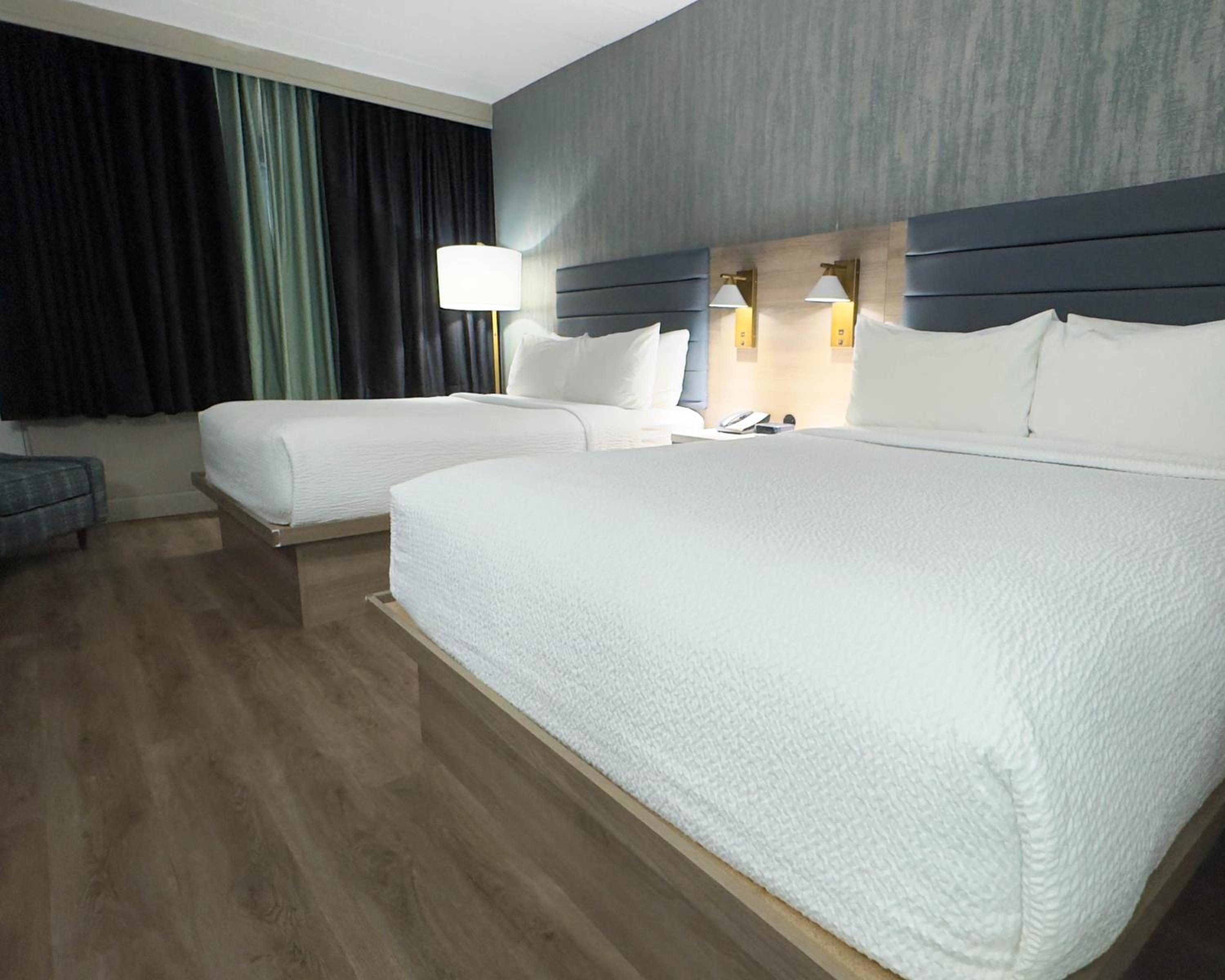 Queen Room with Two Queen Beds - Non-Smoking - Photo 3