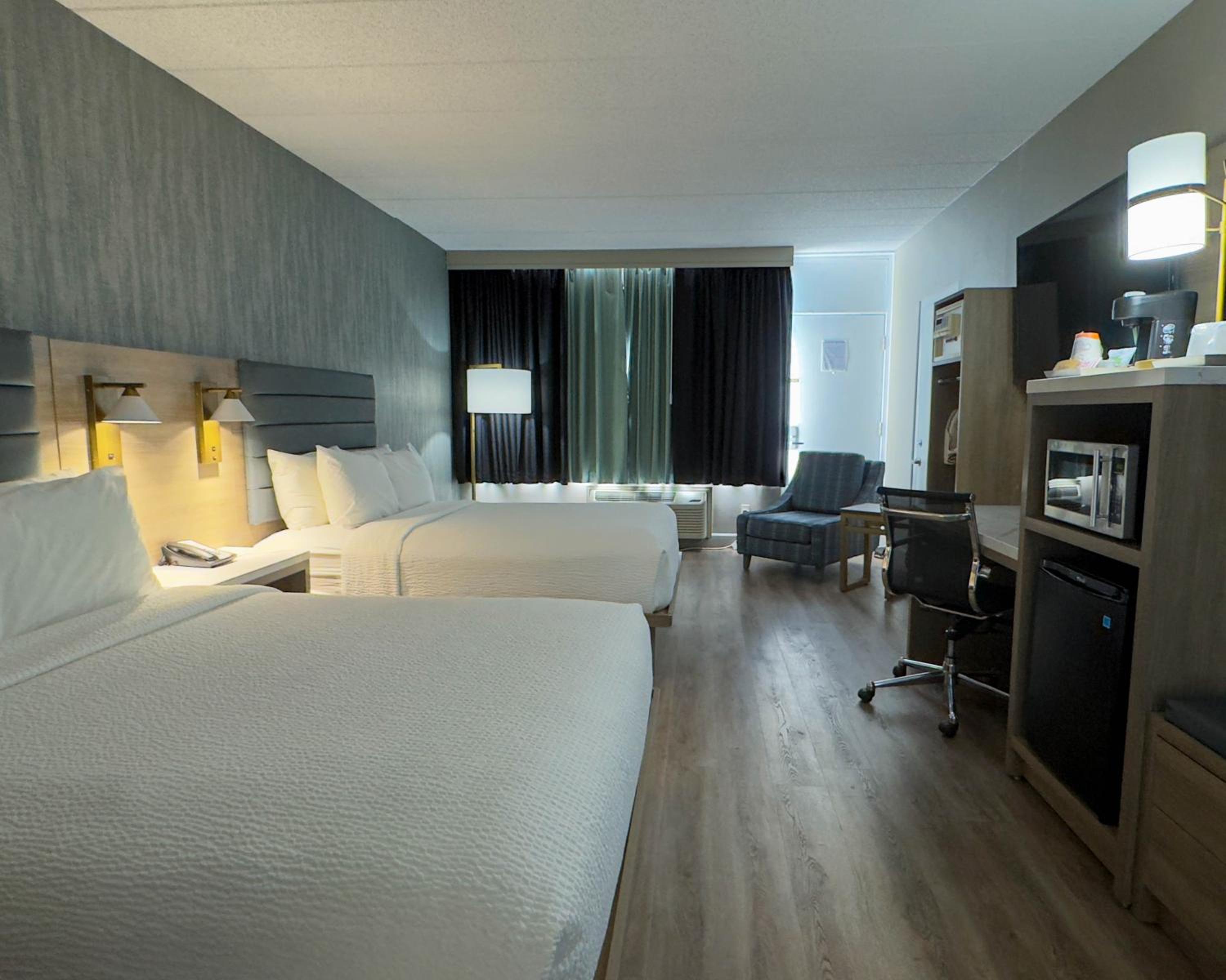 Queen Room with Two Queen Beds - Non-Smoking - Photo 2