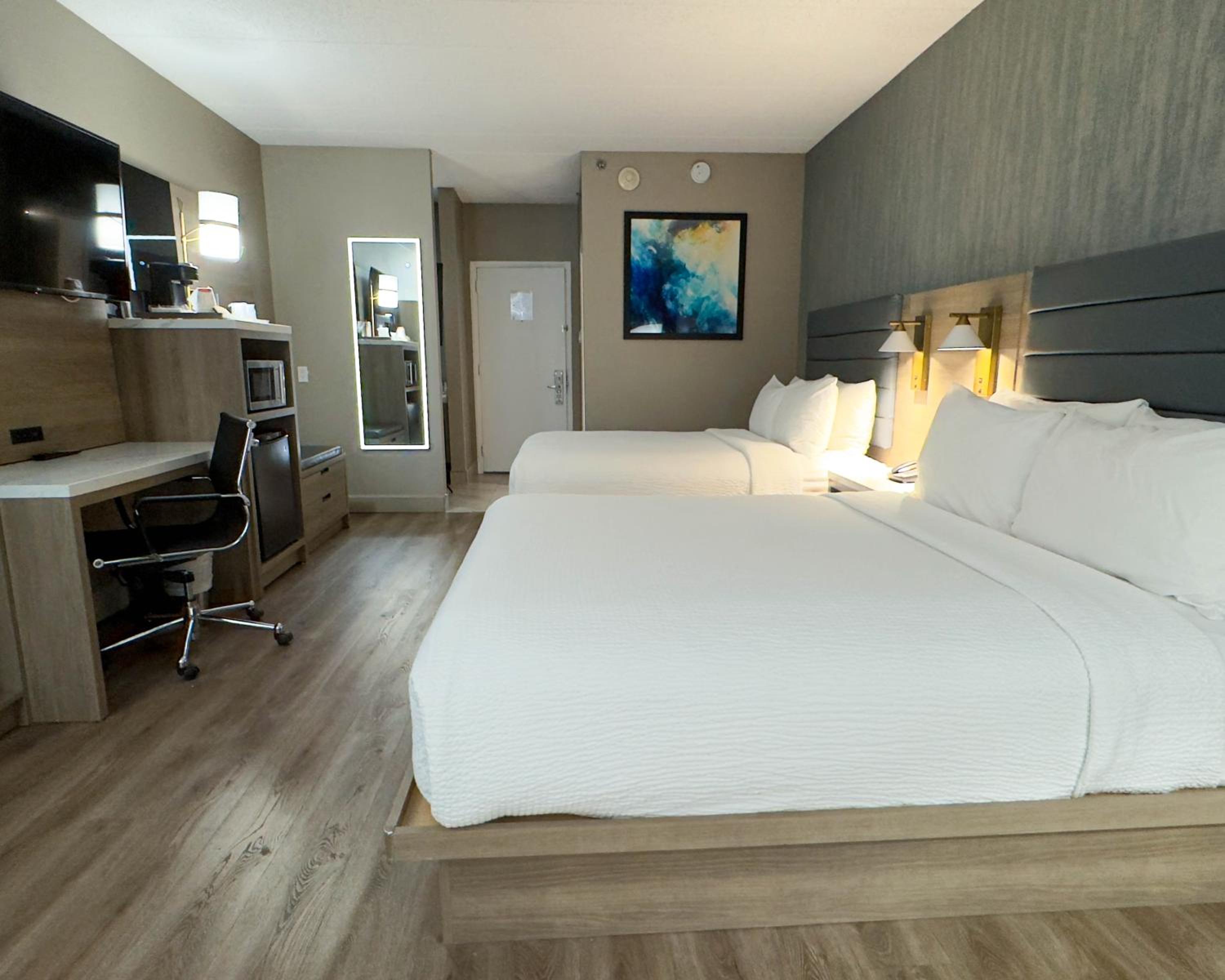 Queen Room with Two Queen Beds - Non-Smoking - Photo 4