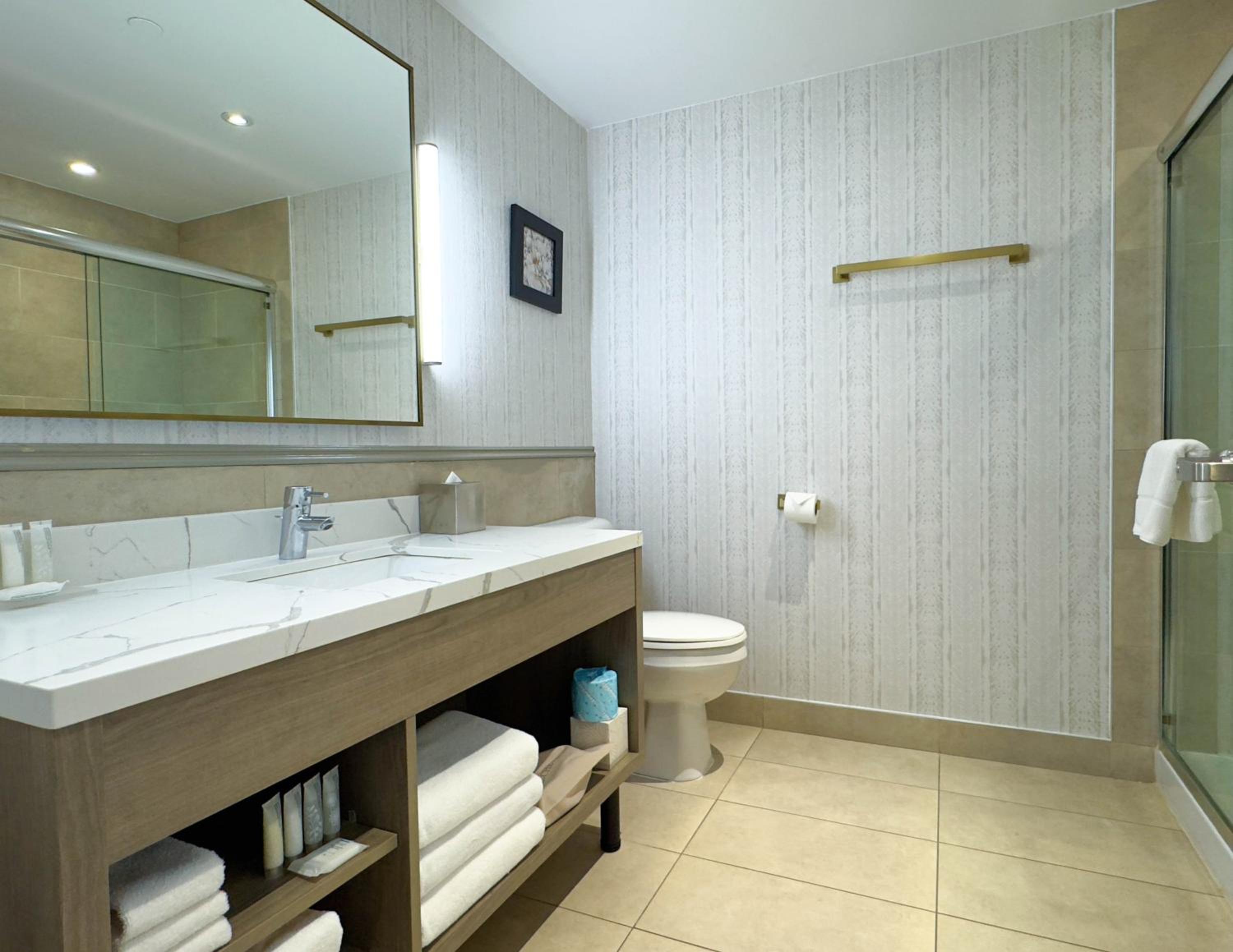One-Bedroom King Suite with Pool View - Non-Smoking - Photo 2