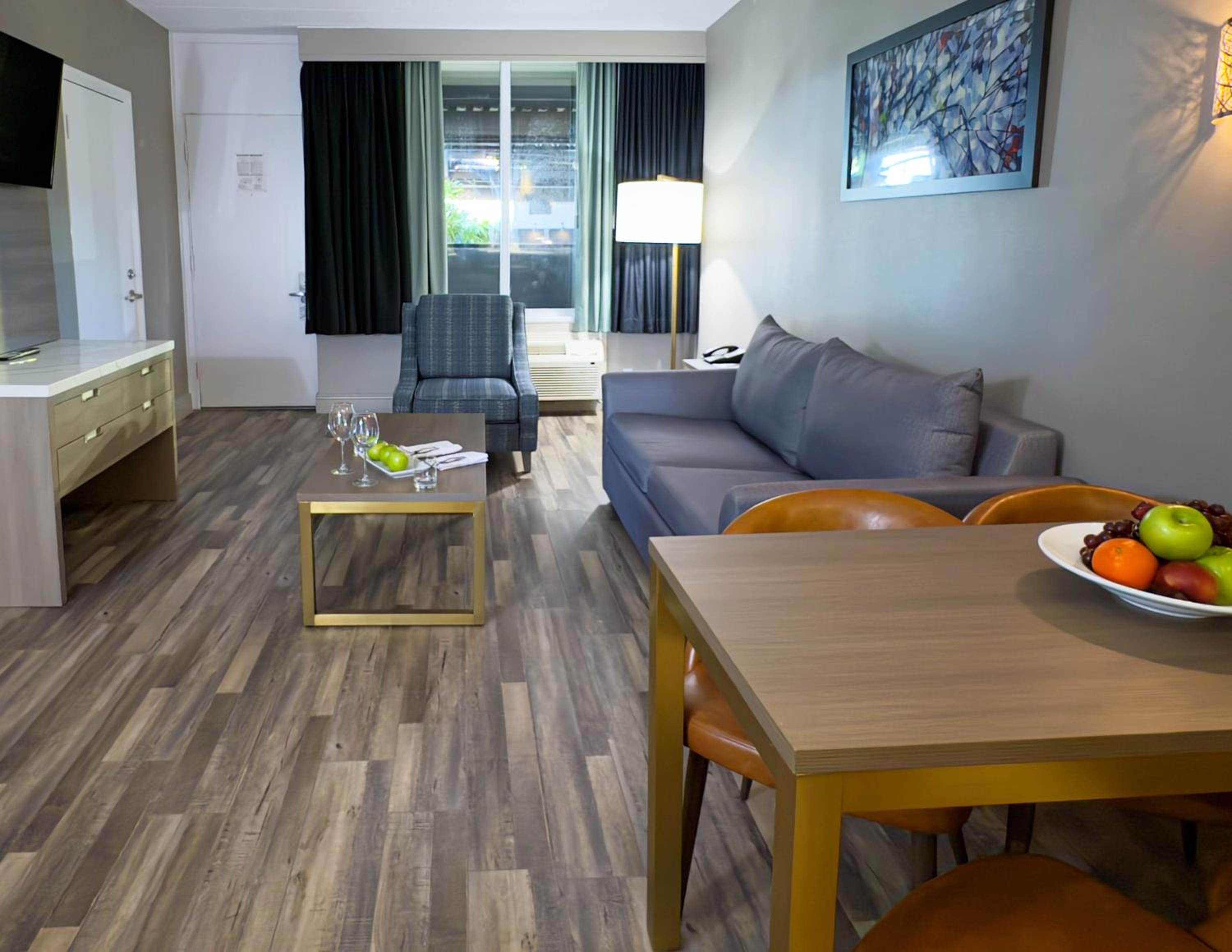 One-Bedroom King Suite with Pool View - Non-Smoking - Photo 3