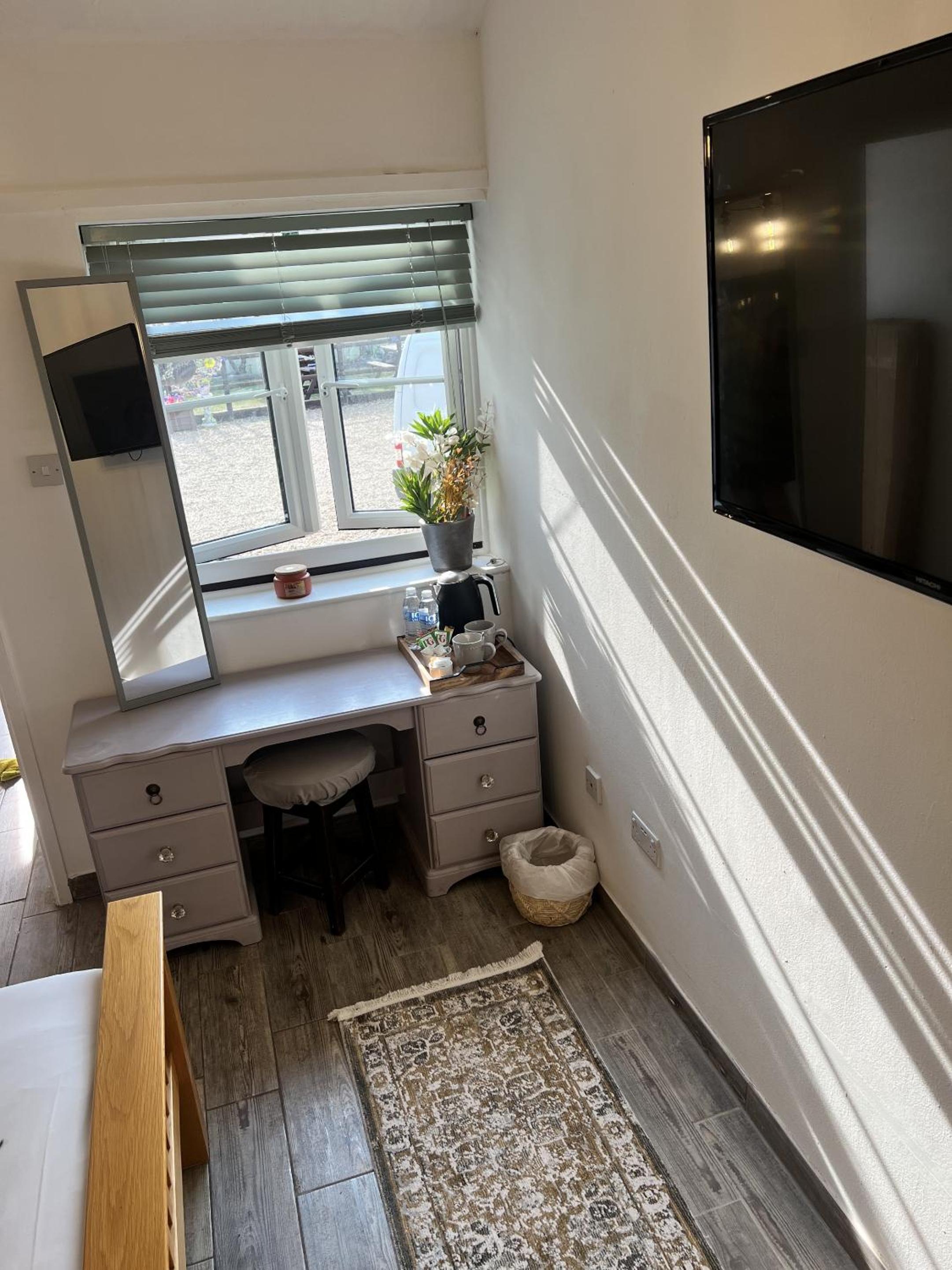 Deluxe King Room - Photo 2