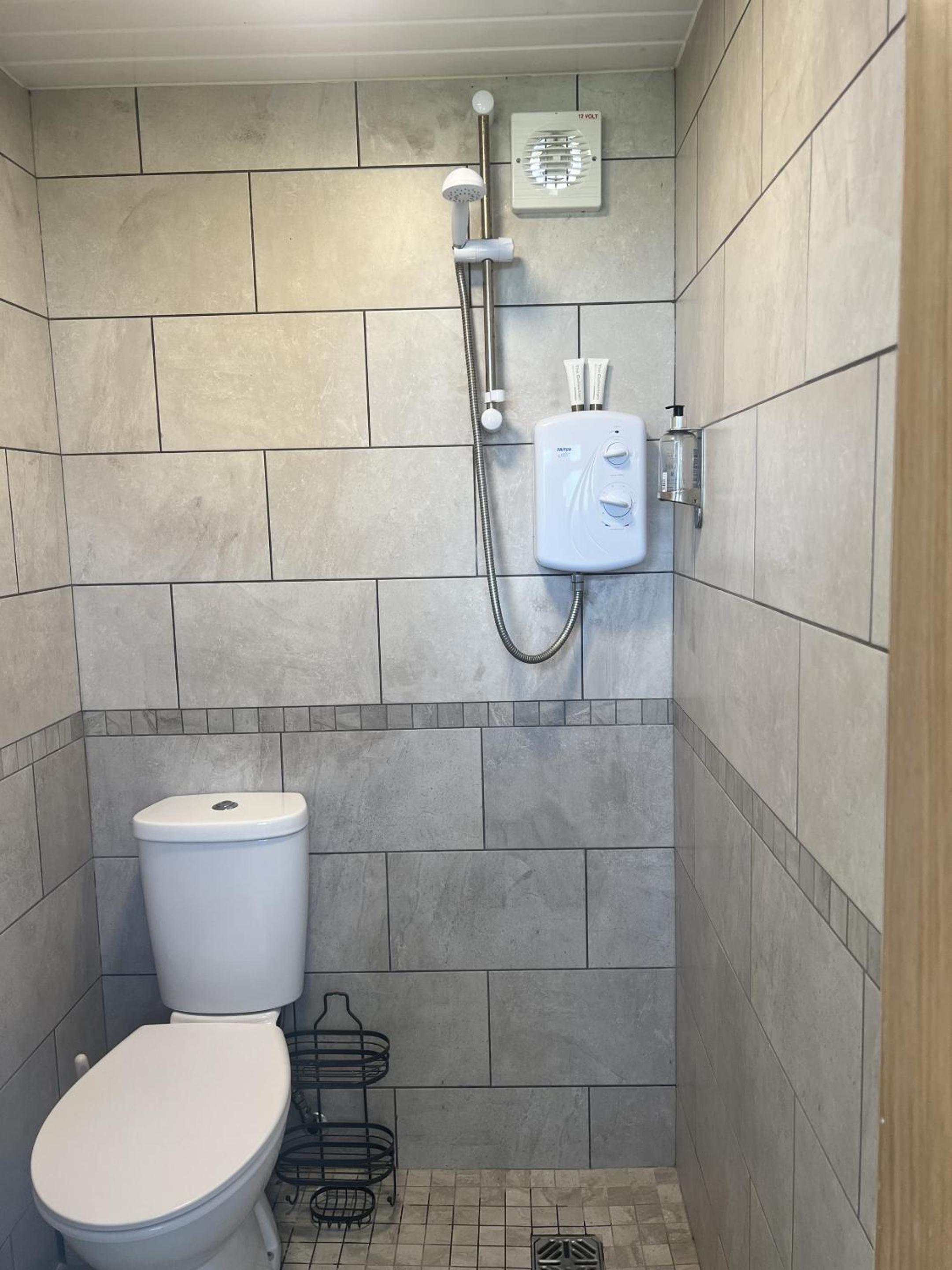 Deluxe Double Room with Shower - Photo 5