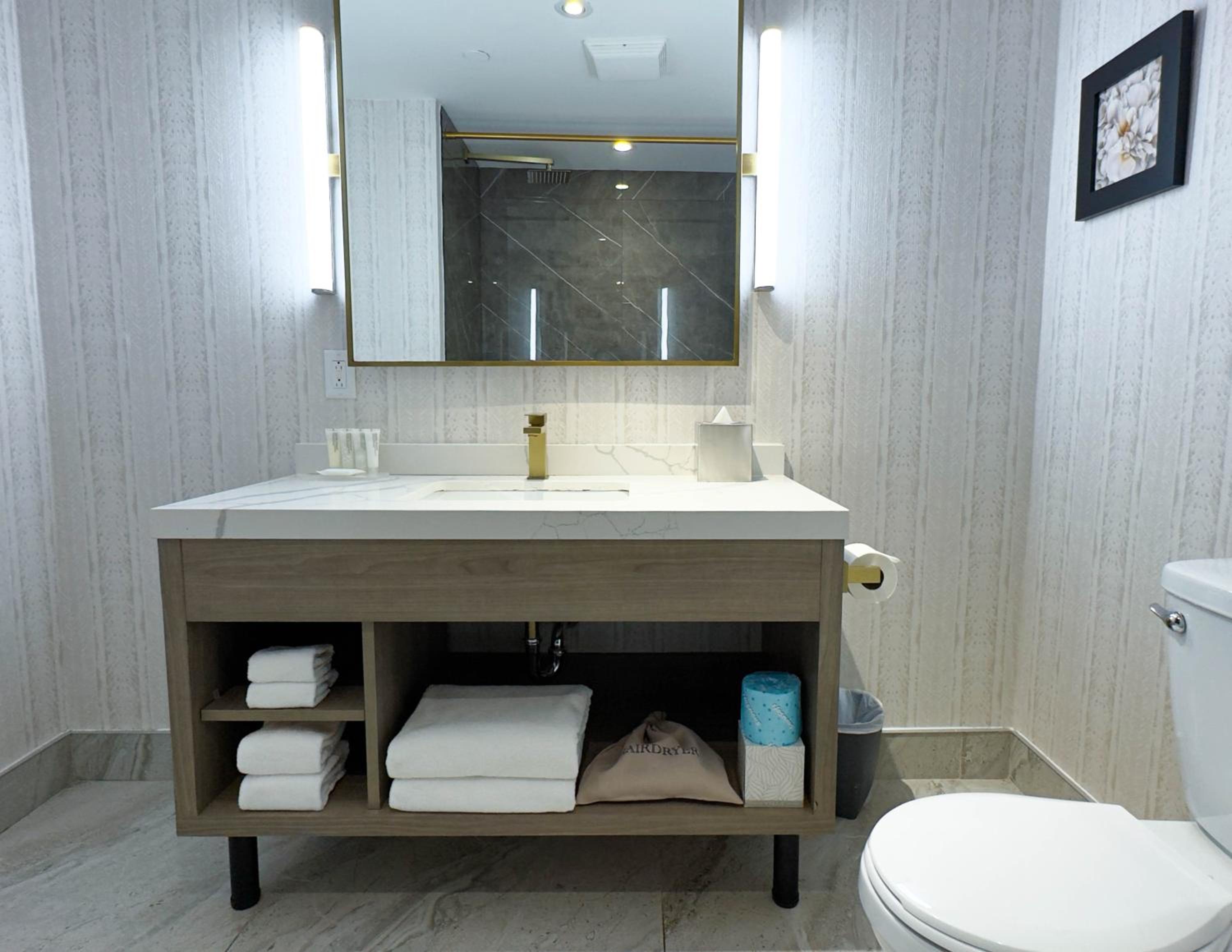 One-Bedroom King Suite with Pool View - Non-Smoking - Photo 4