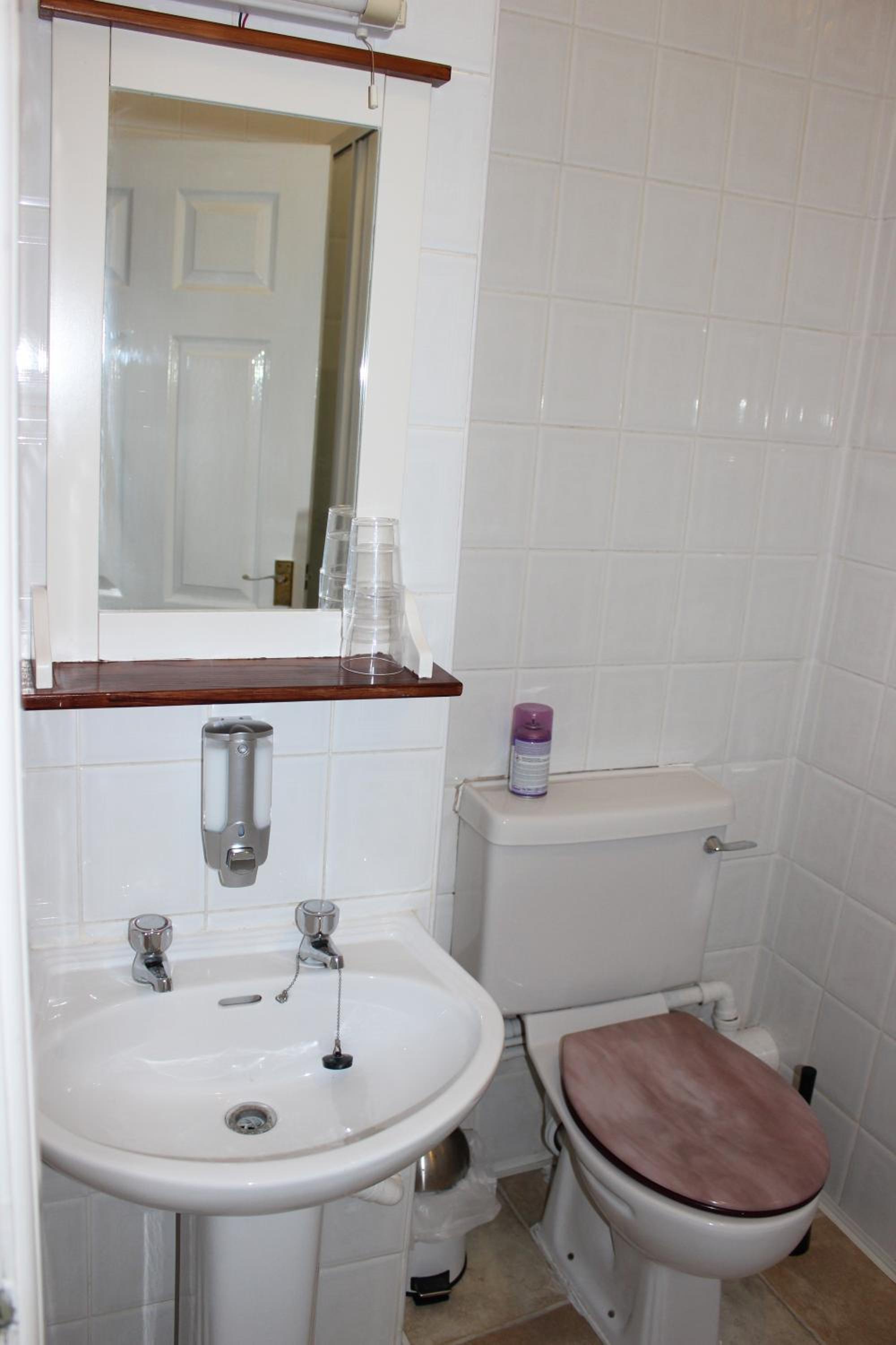 Family Room (2 Adults + 1 Child) with street view - Photo 4