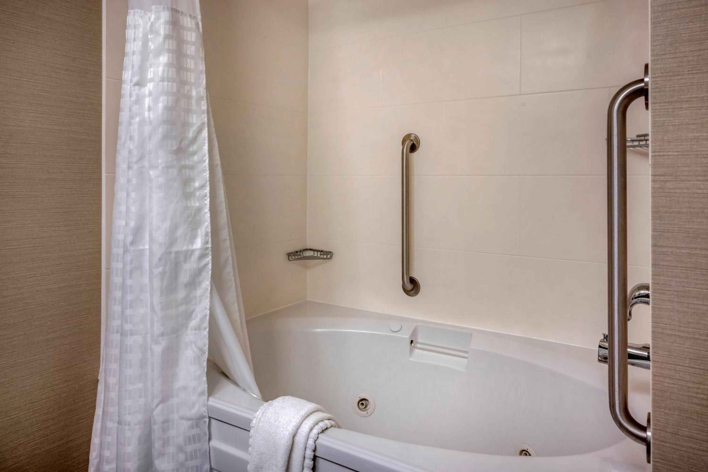 1 King Bed with Sofa Bed, 1 Person In-Bath Whirlpool, Non Smoking - Photo 8
