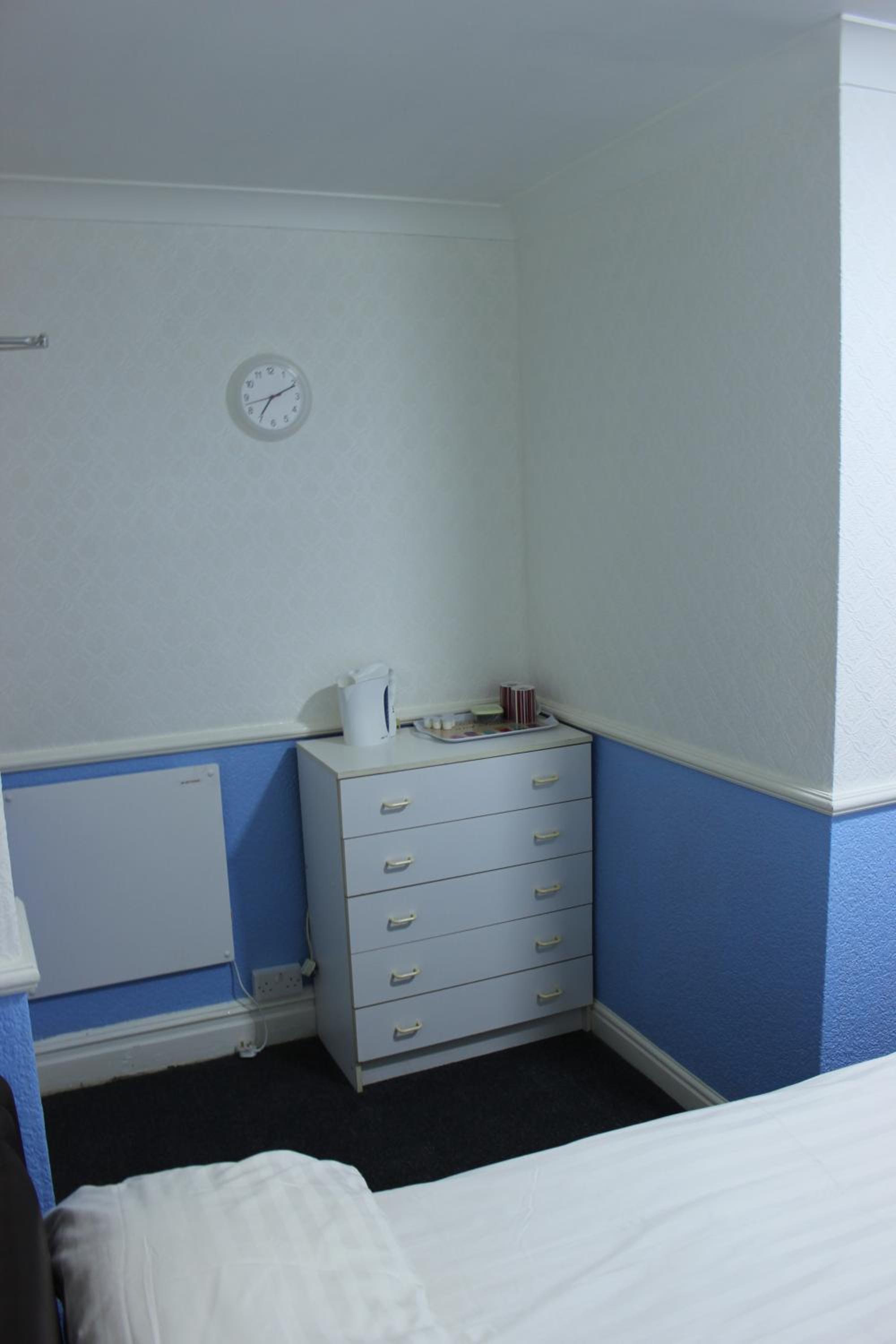 Large Double Room - Photo 3