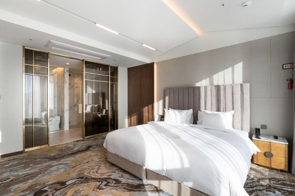 Junior Suite with Mountain View photo 3