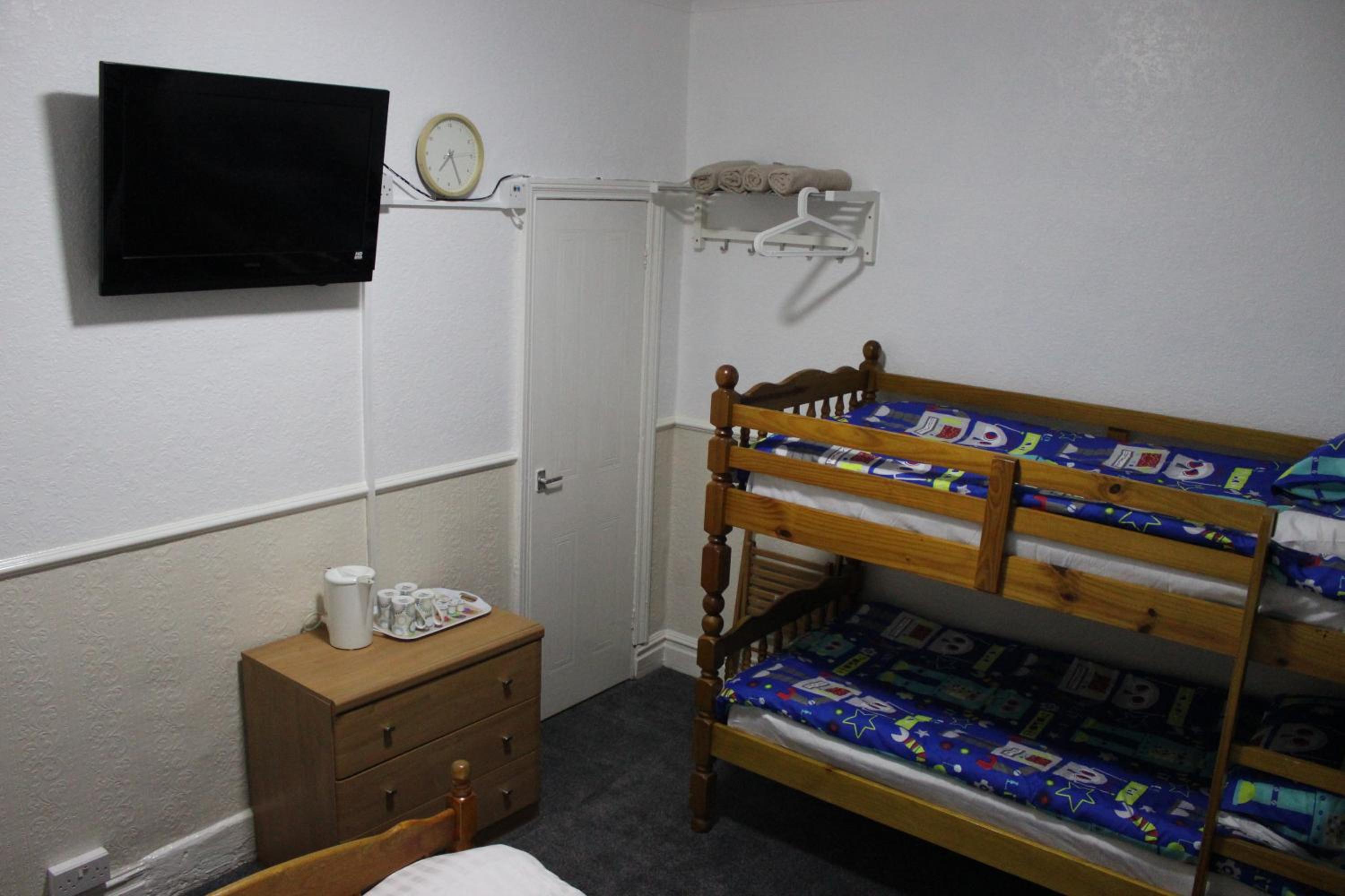 Family Room (2 Adults + 2 Children) - Photo 3