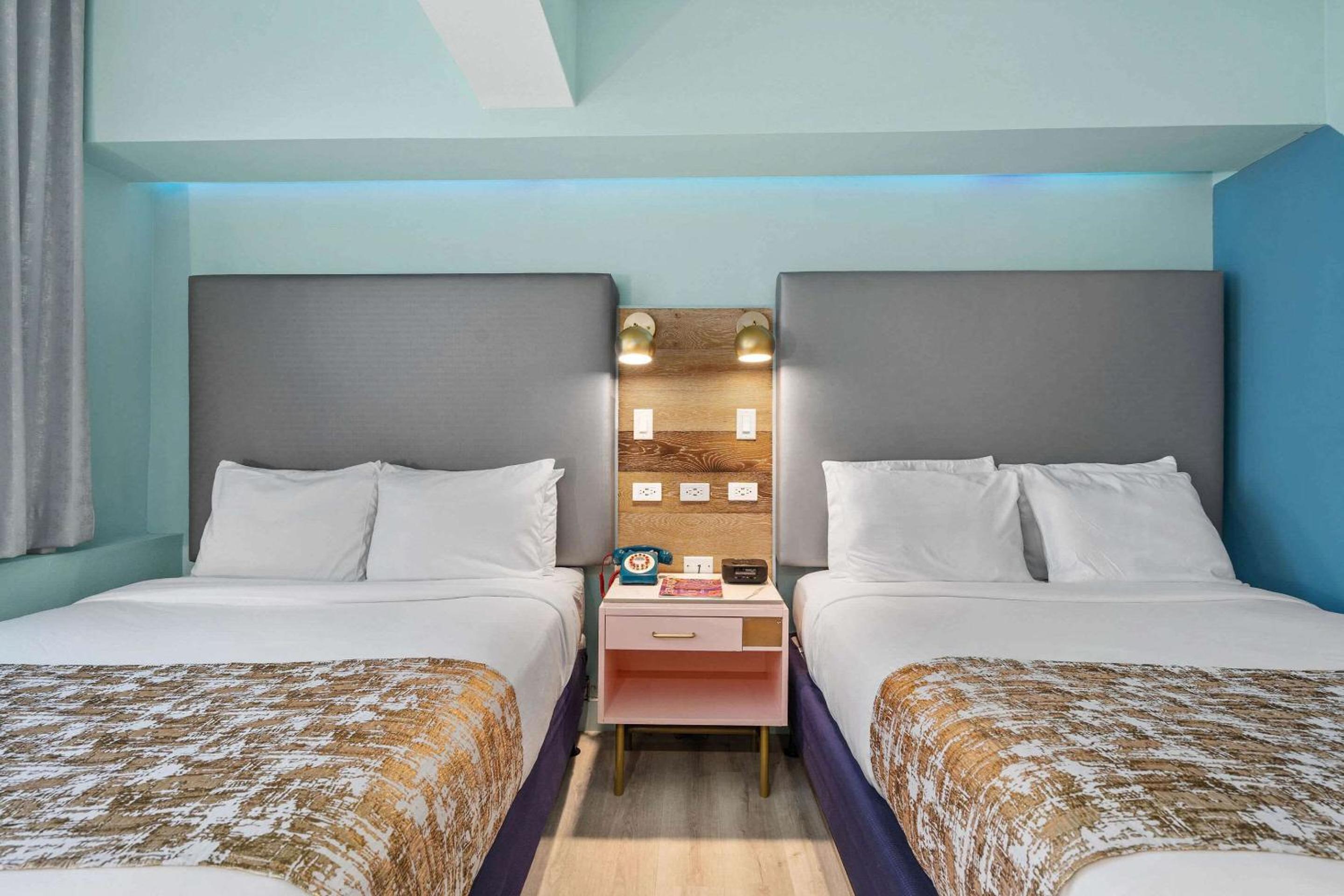 Standard Queen Room with Two Queen Beds and City View - Photo 2
