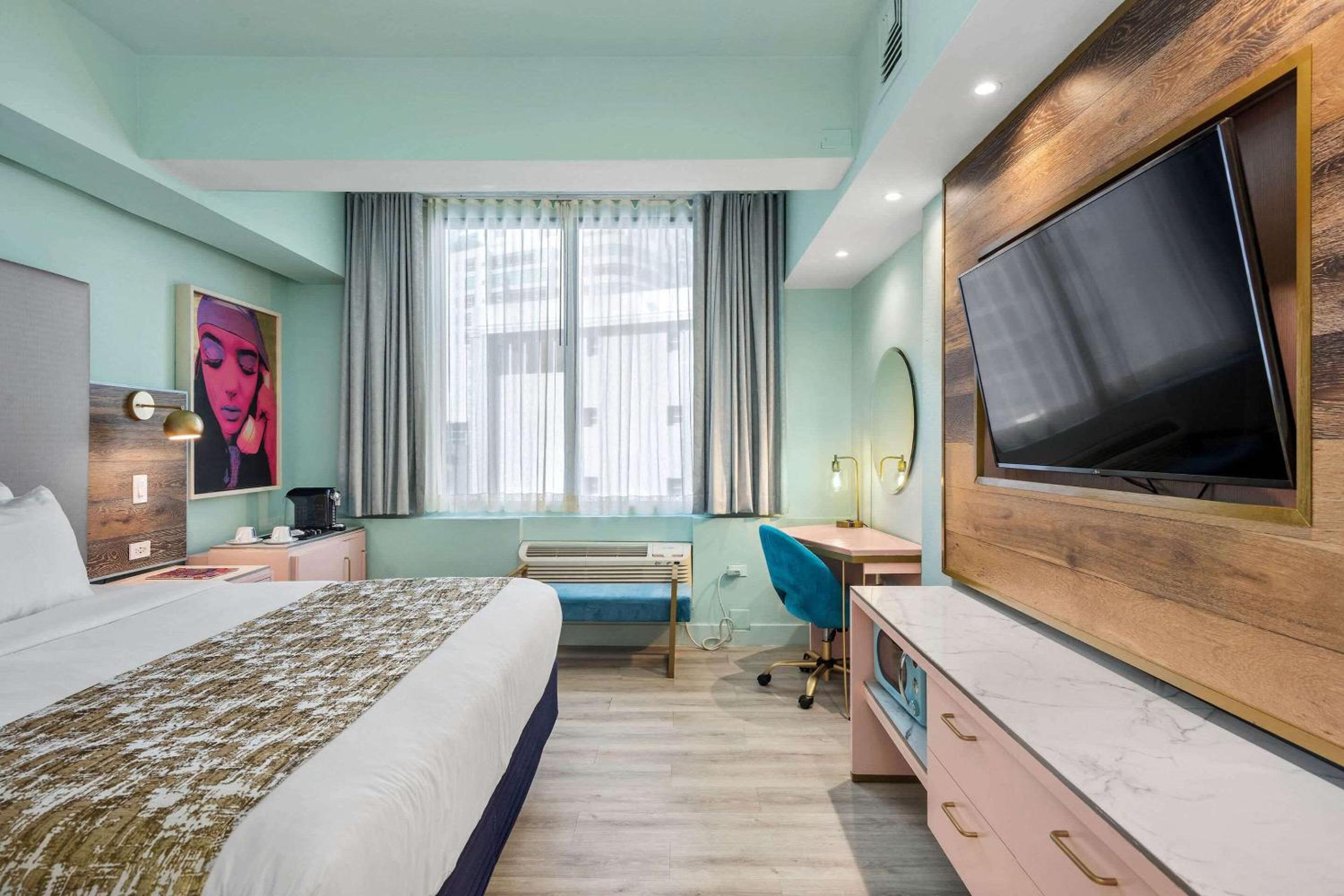 Standard King Room with City View - Photo 1