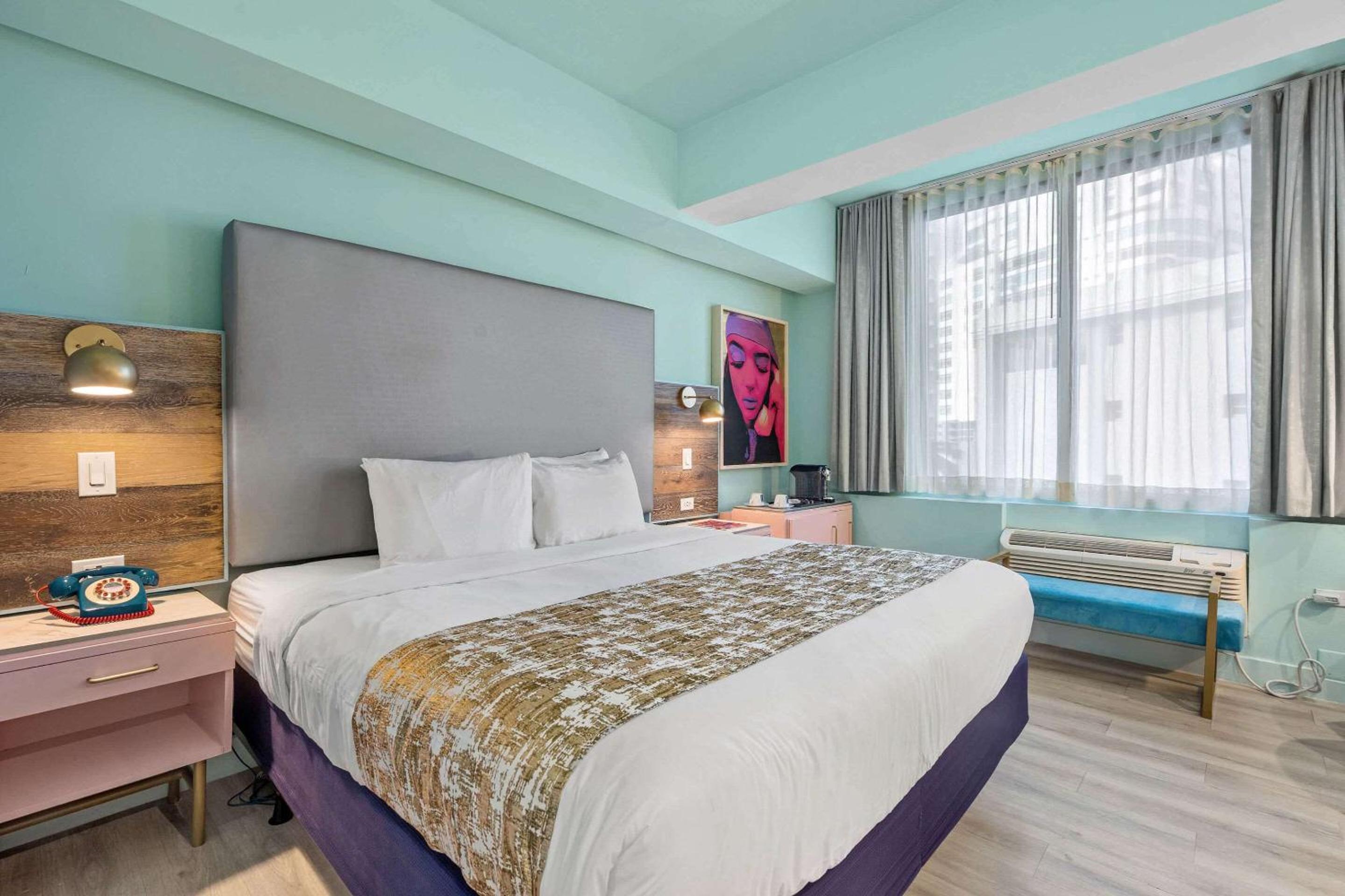 Standard King Room with City View - Photo 2