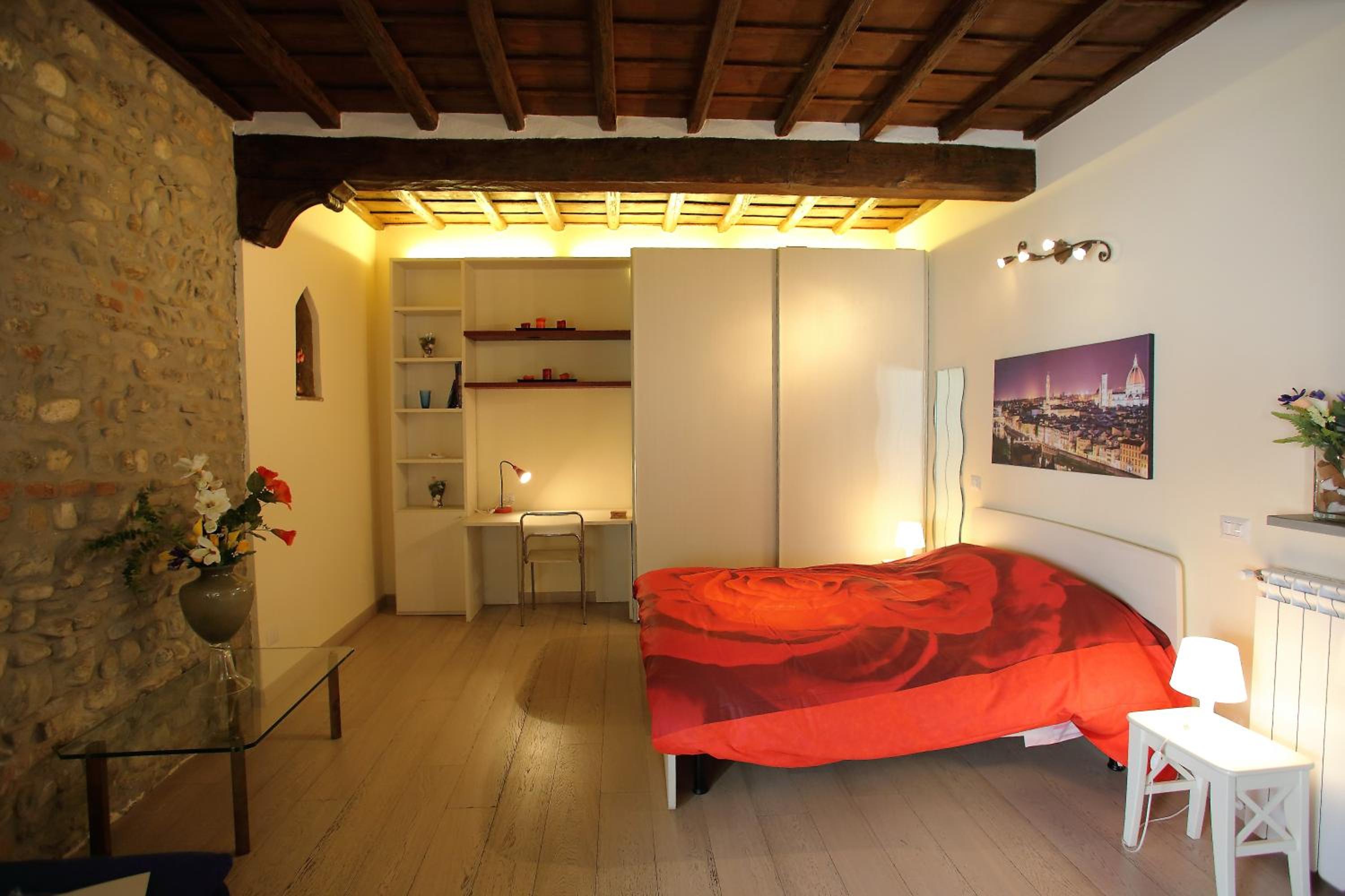 One-Bedroom Apartment photo 1