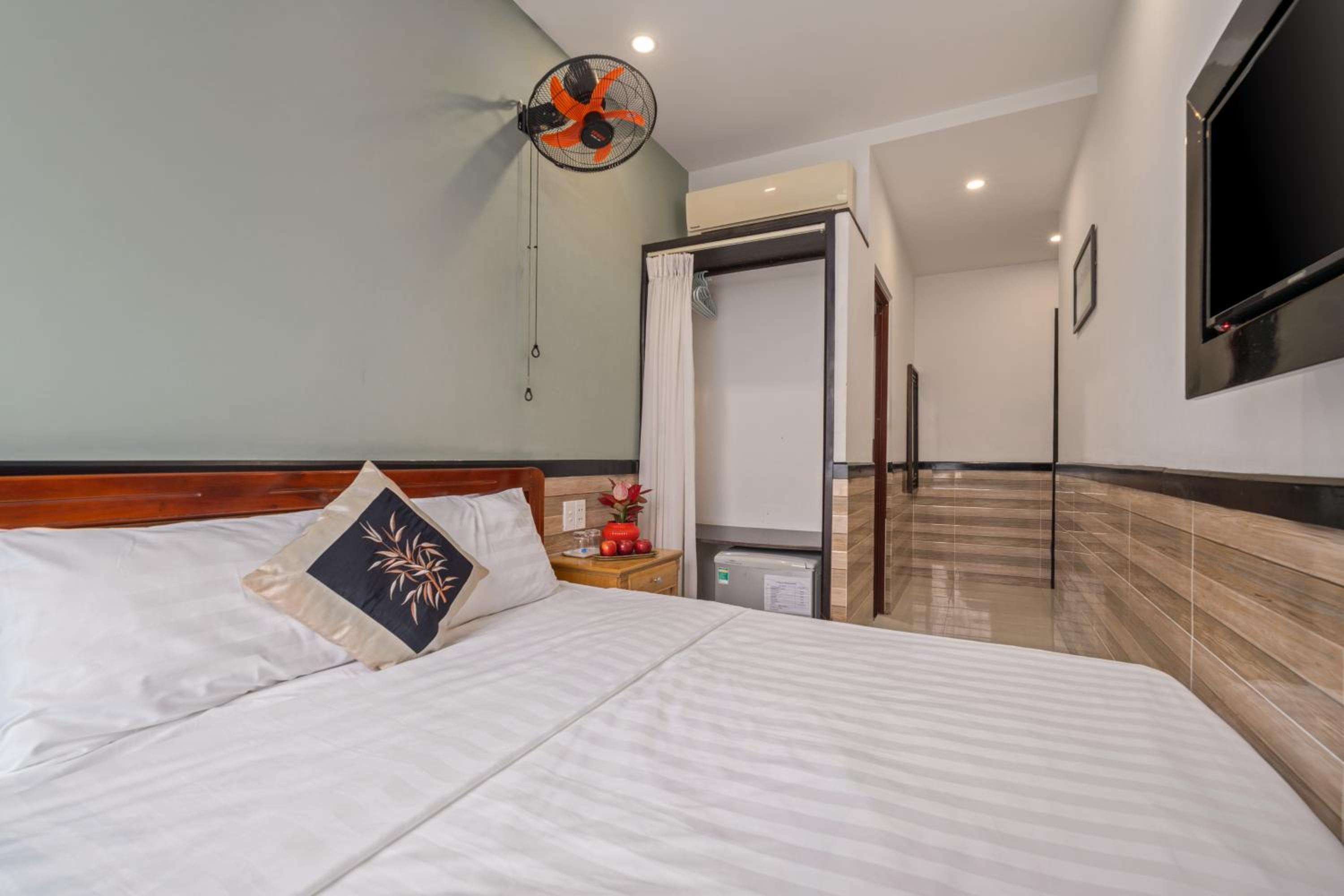 Standard Queen Room