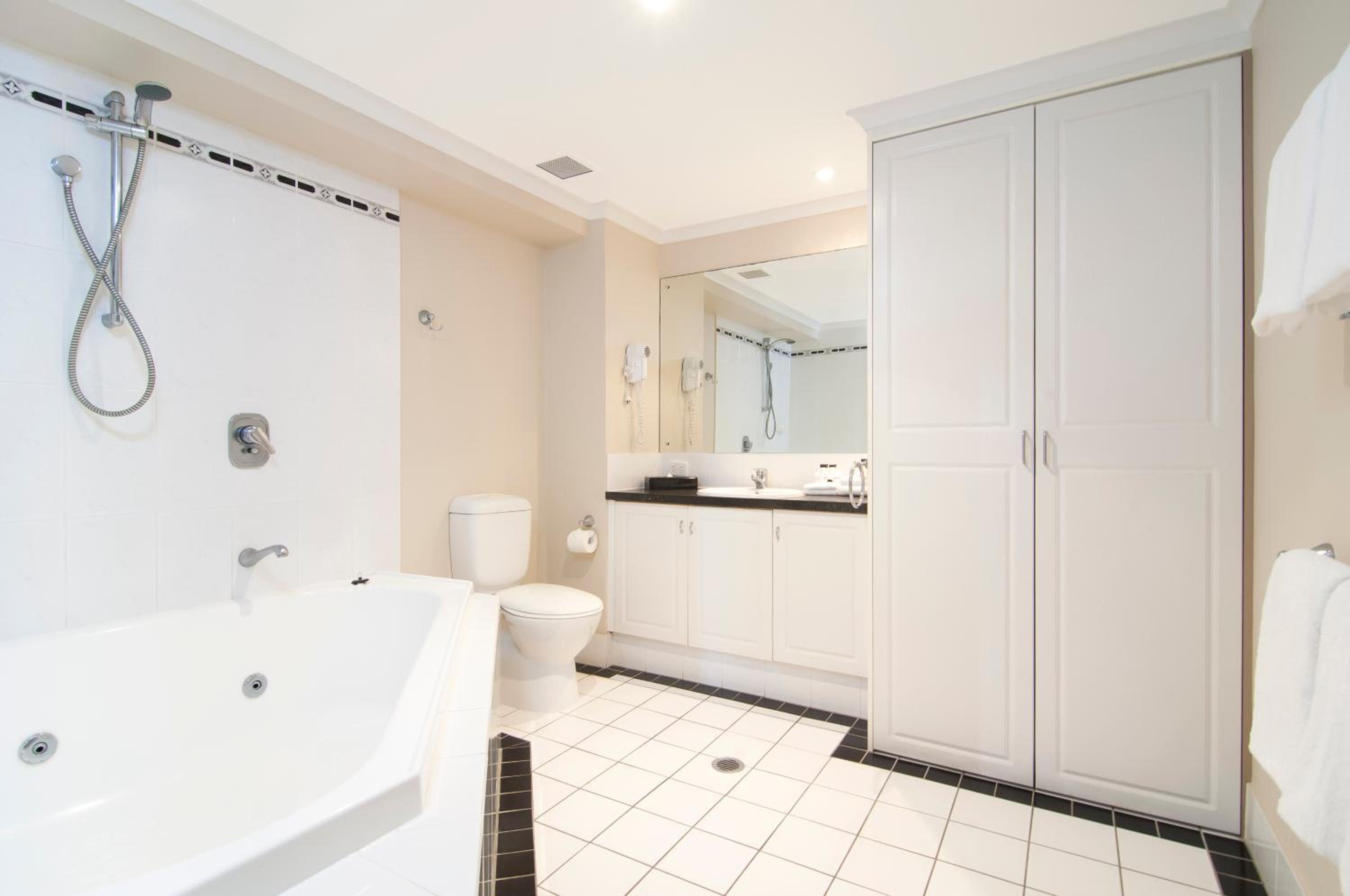 One-Bedroom Apartment with Rooftop Hot Tub photo 3