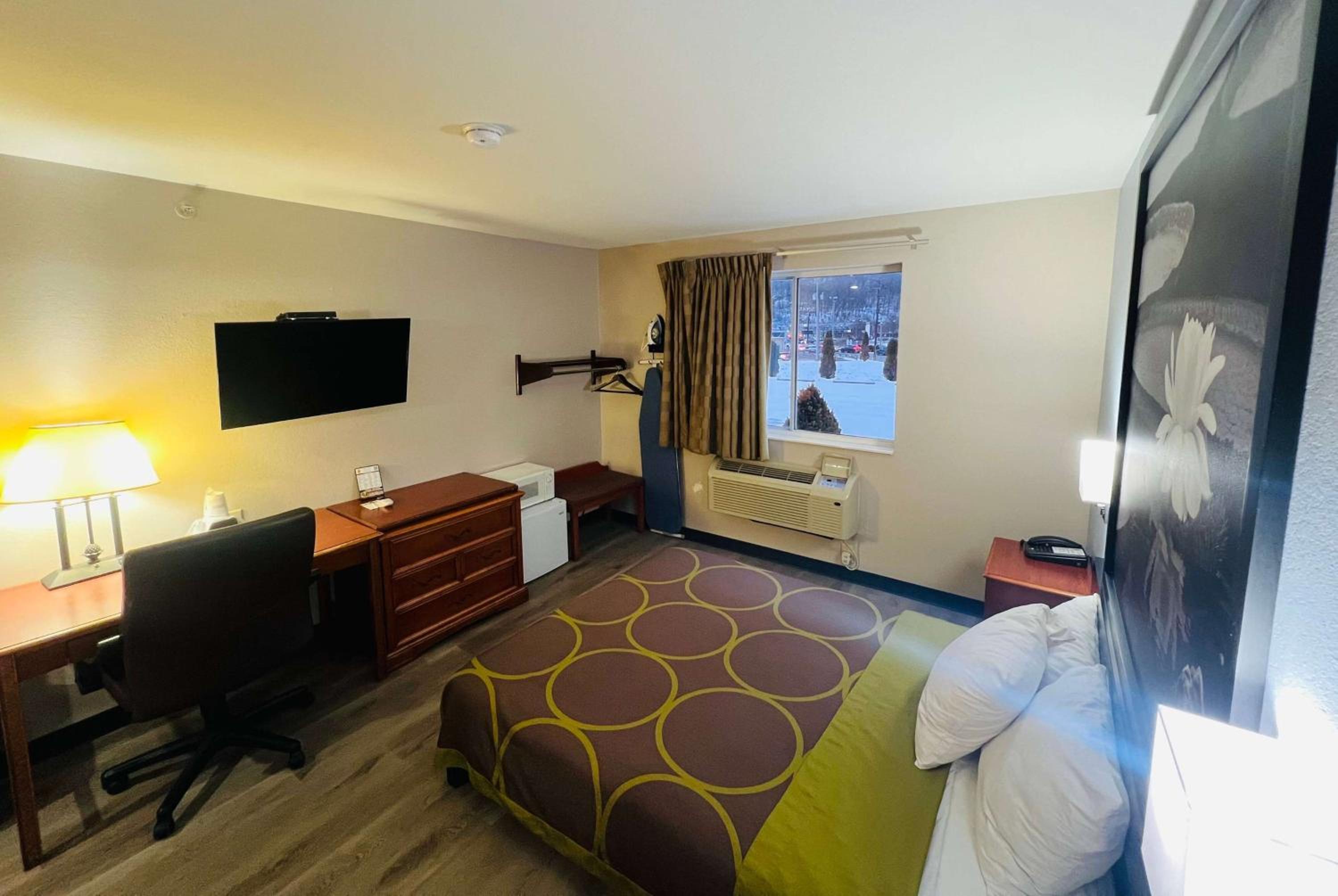 Queen Room - Mobility Access/Non-Smoking photo 1