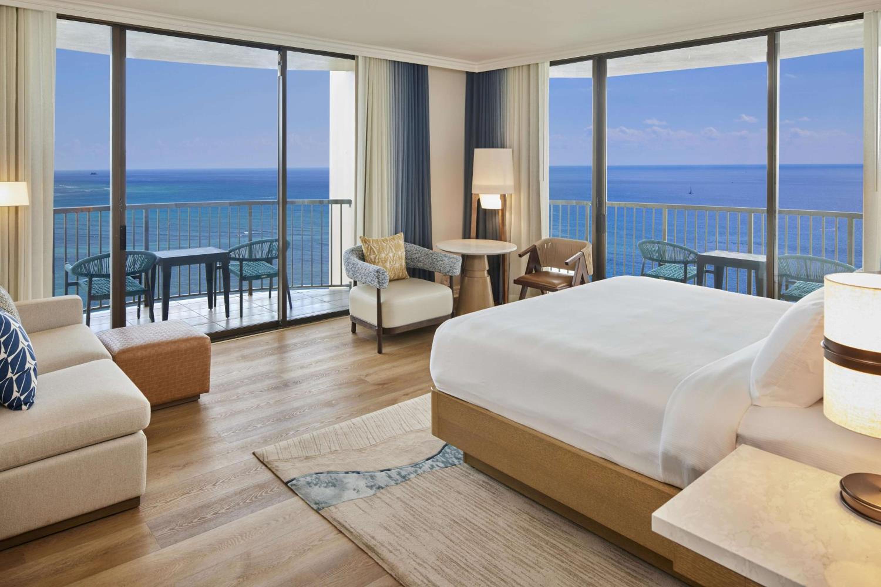 King Corner Room with Ocean Front View and Diamond Head View - Hearing Accessible