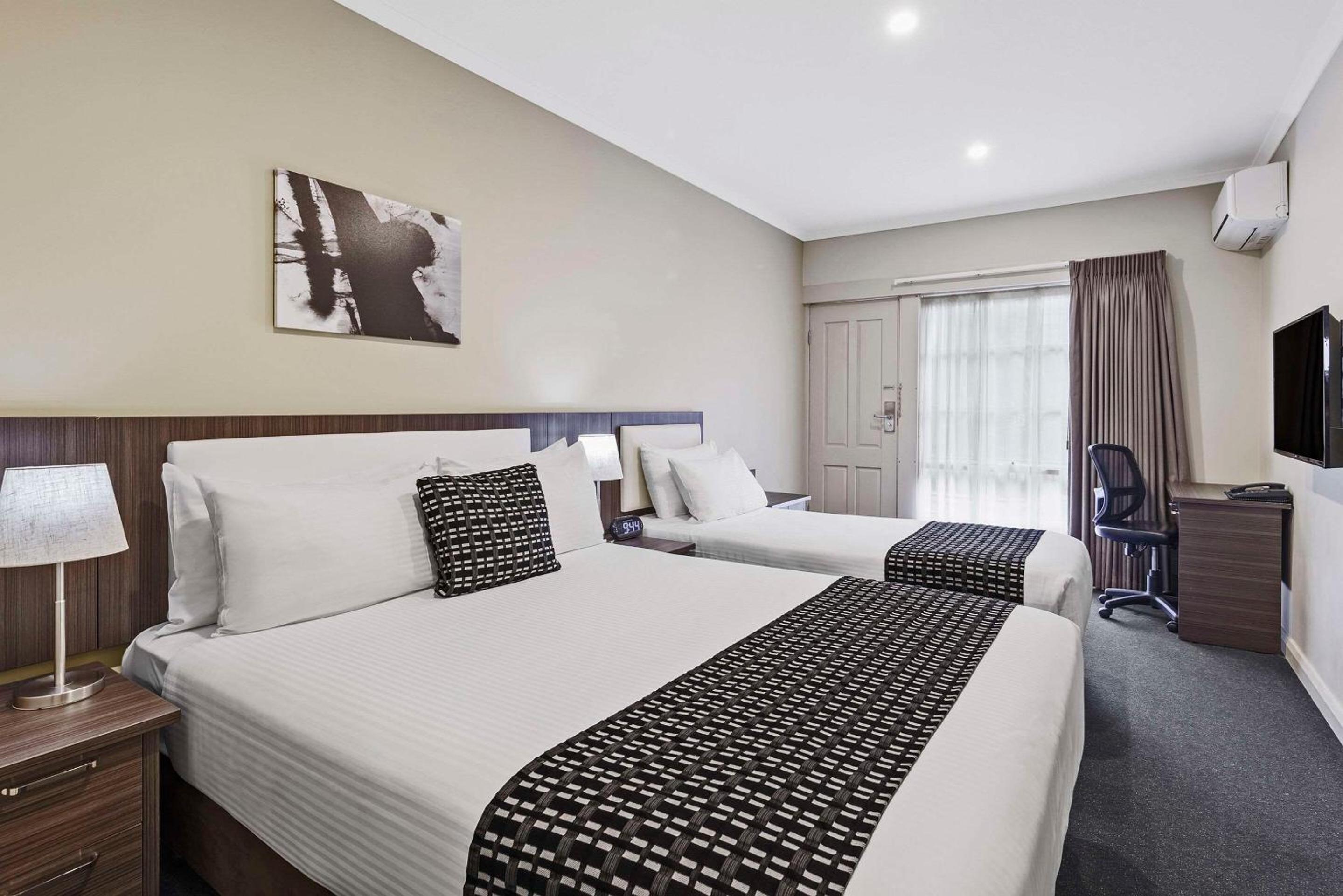Executive Twin Suite (Located Upstairs Only) - Photo 5