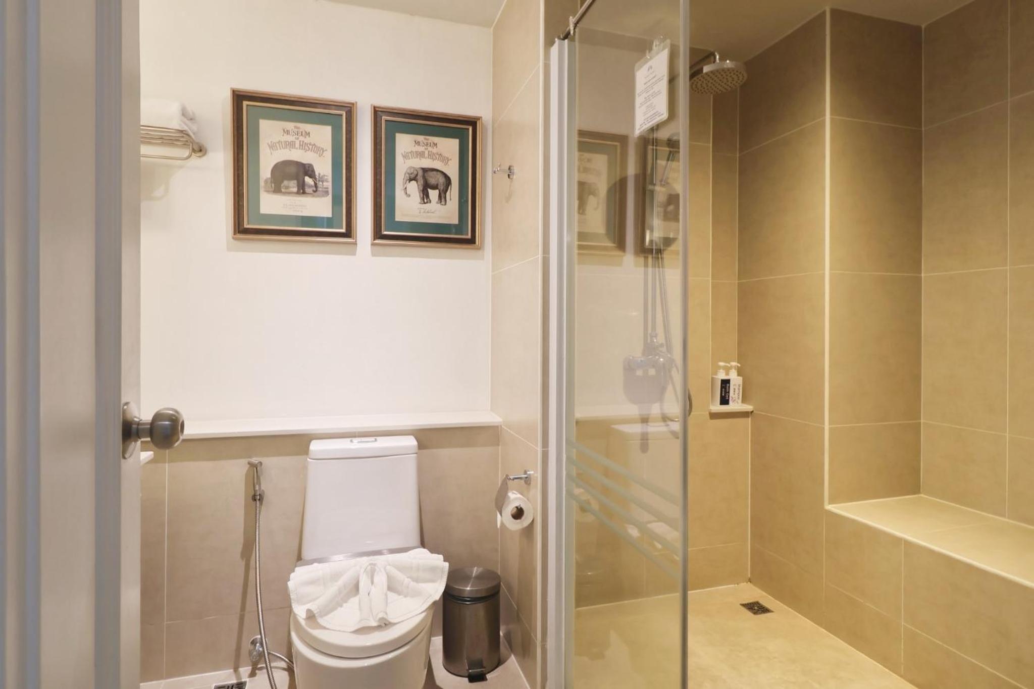 Deluxe King Room - Photo 5