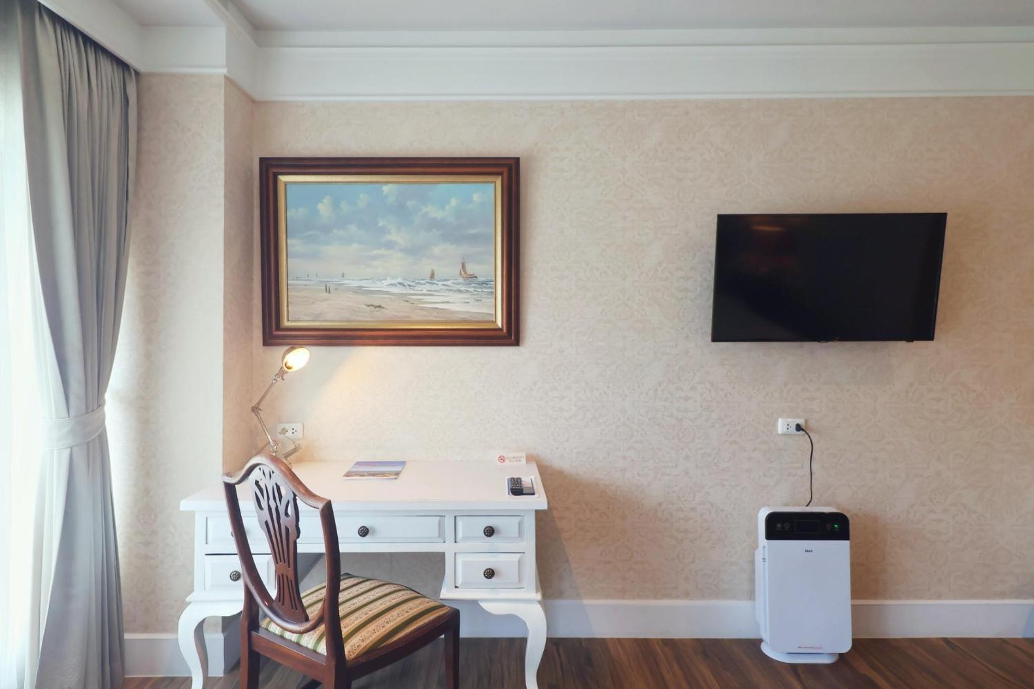 Deluxe King Room - Photo 2