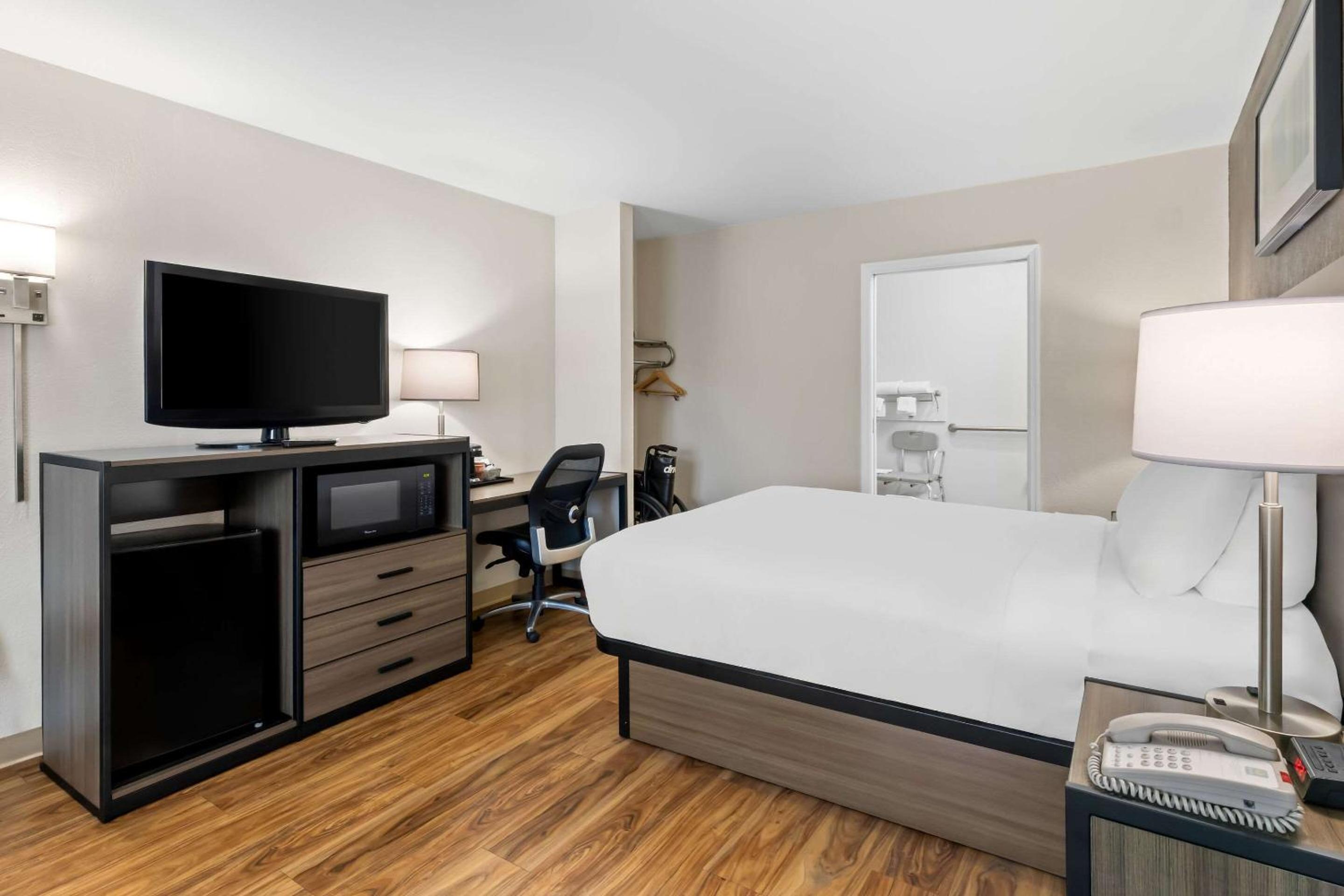 Queen Room - Accessible/Non-Smoking photo 2