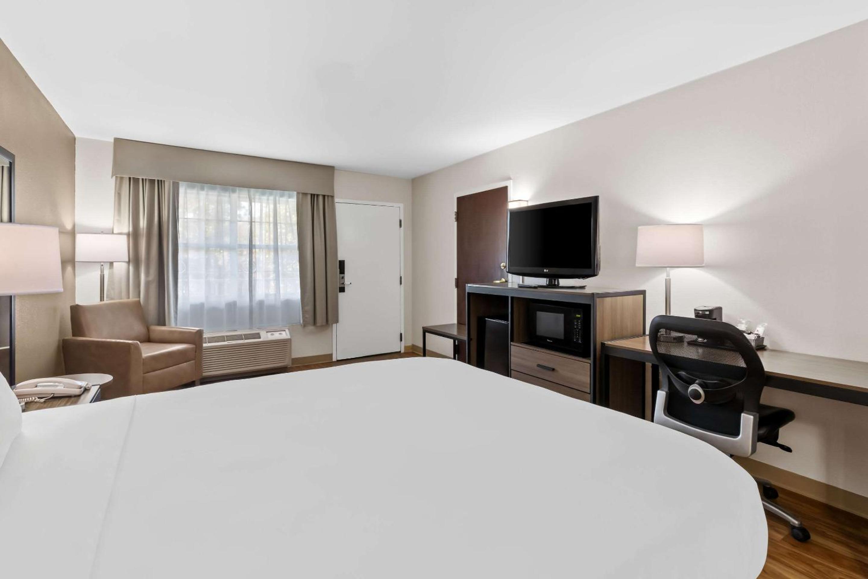 Queen Room - Accessible/Non-Smoking photo 3