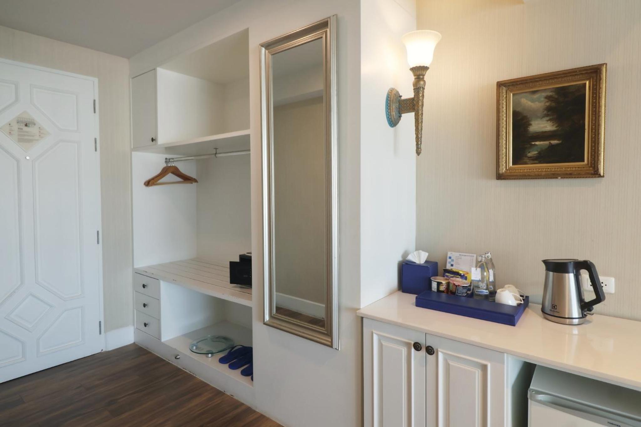 Deluxe King Room - Photo 6
