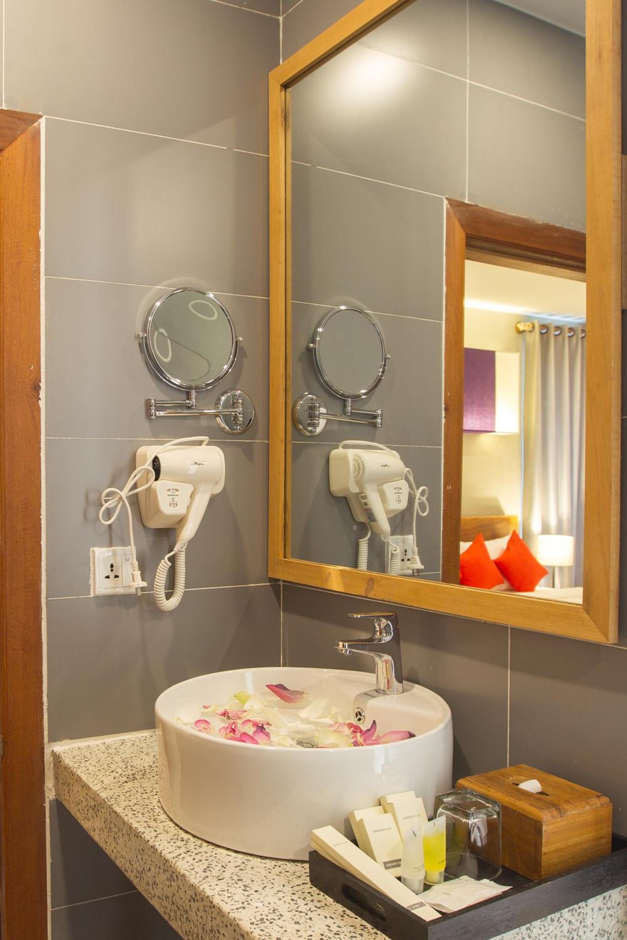 Deluxe Double Room With Balcony - Photo 7