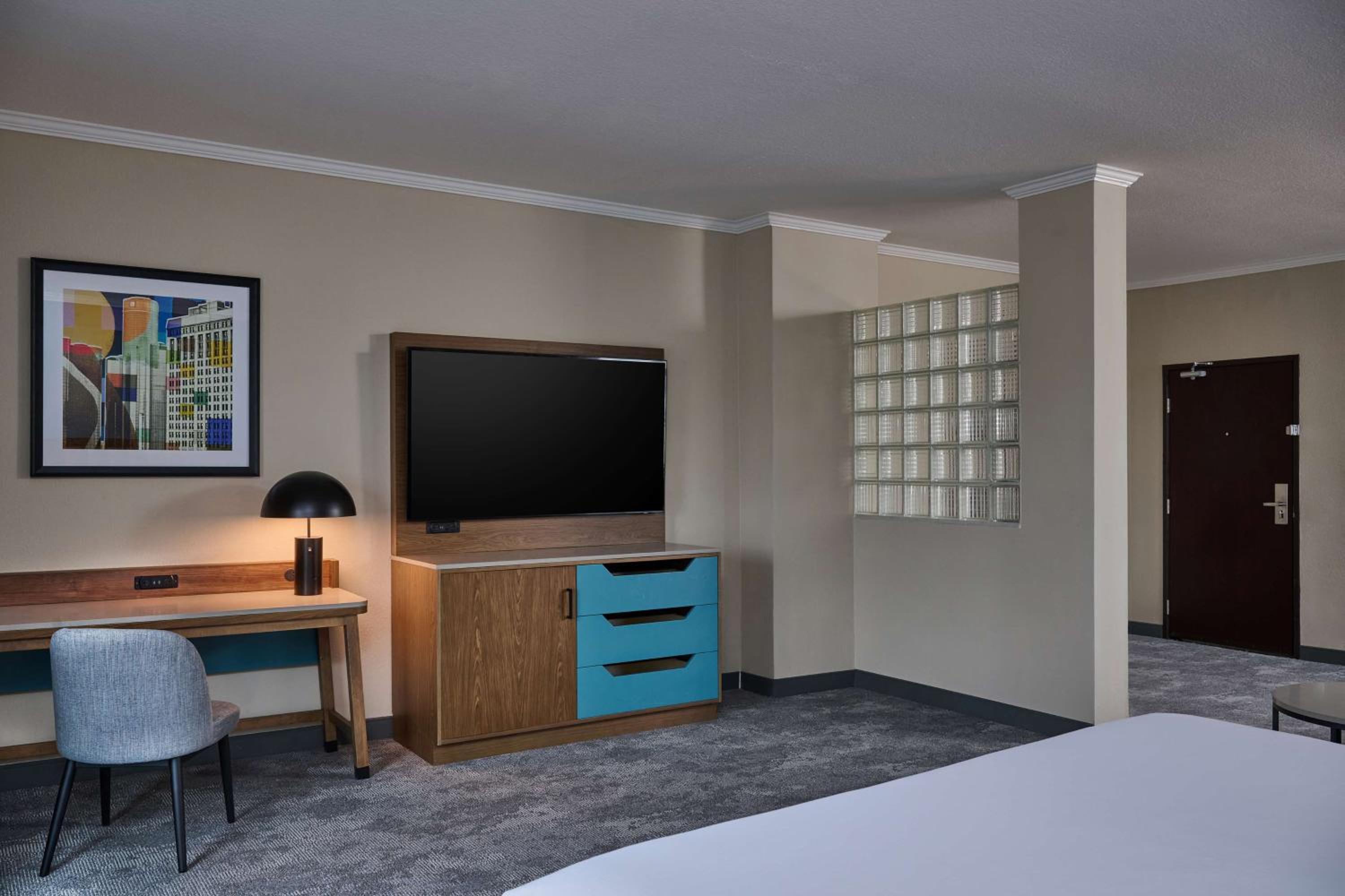 Junior King Suite with Seating Area - Photo 2