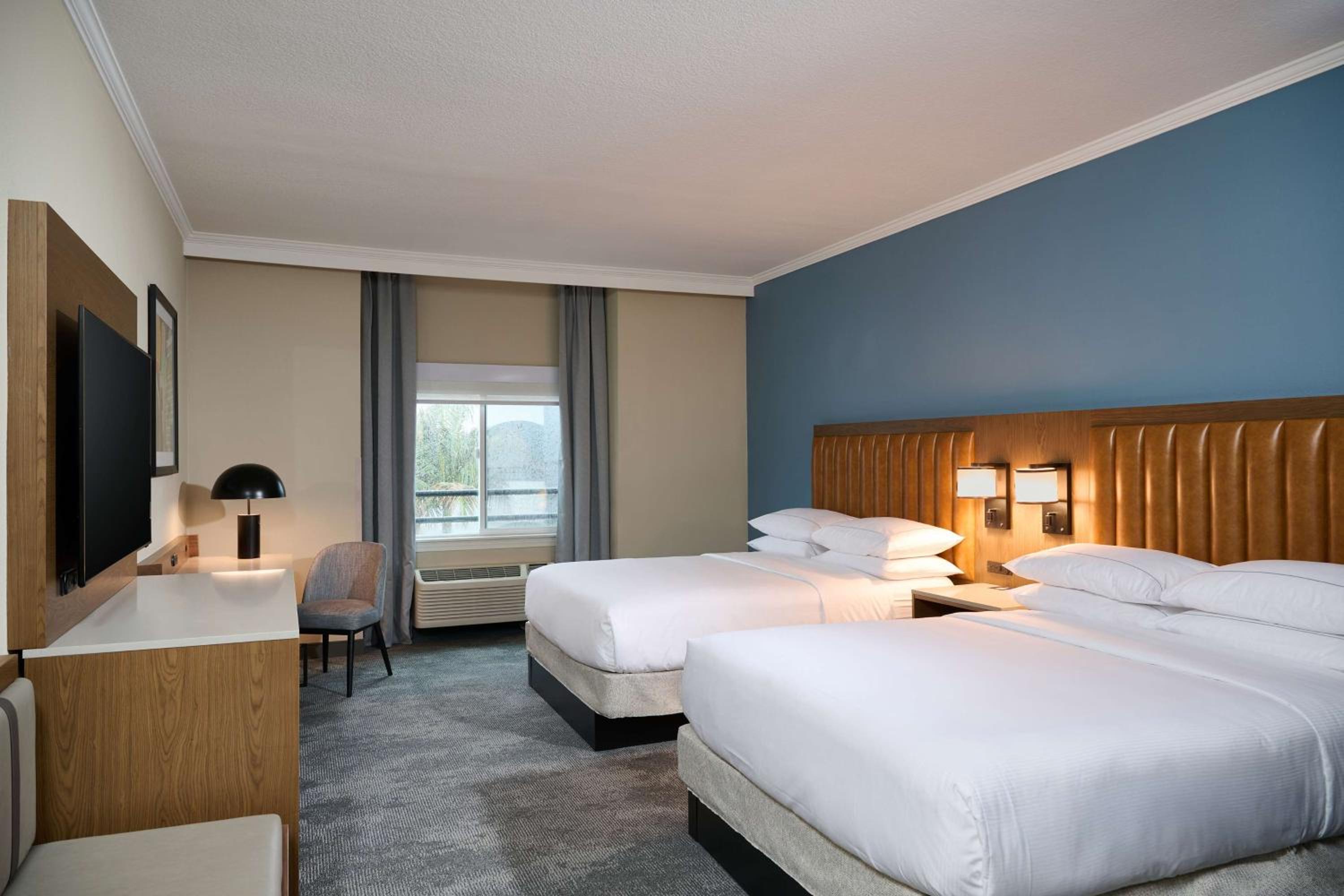 Deluxe Queen Room with Two Queen Beds - Photo 5