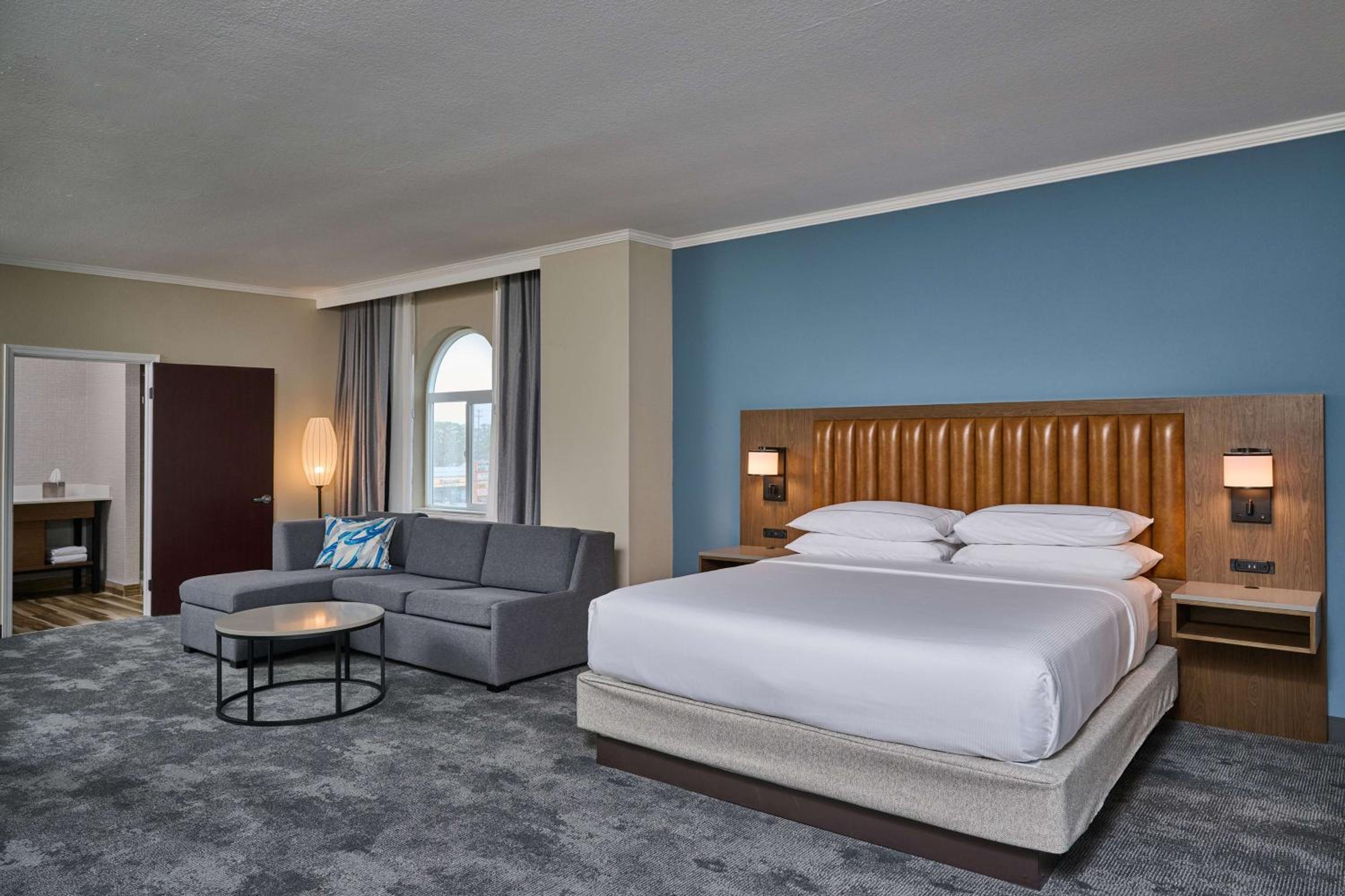 Junior King Suite with Seating Area - Photo 1