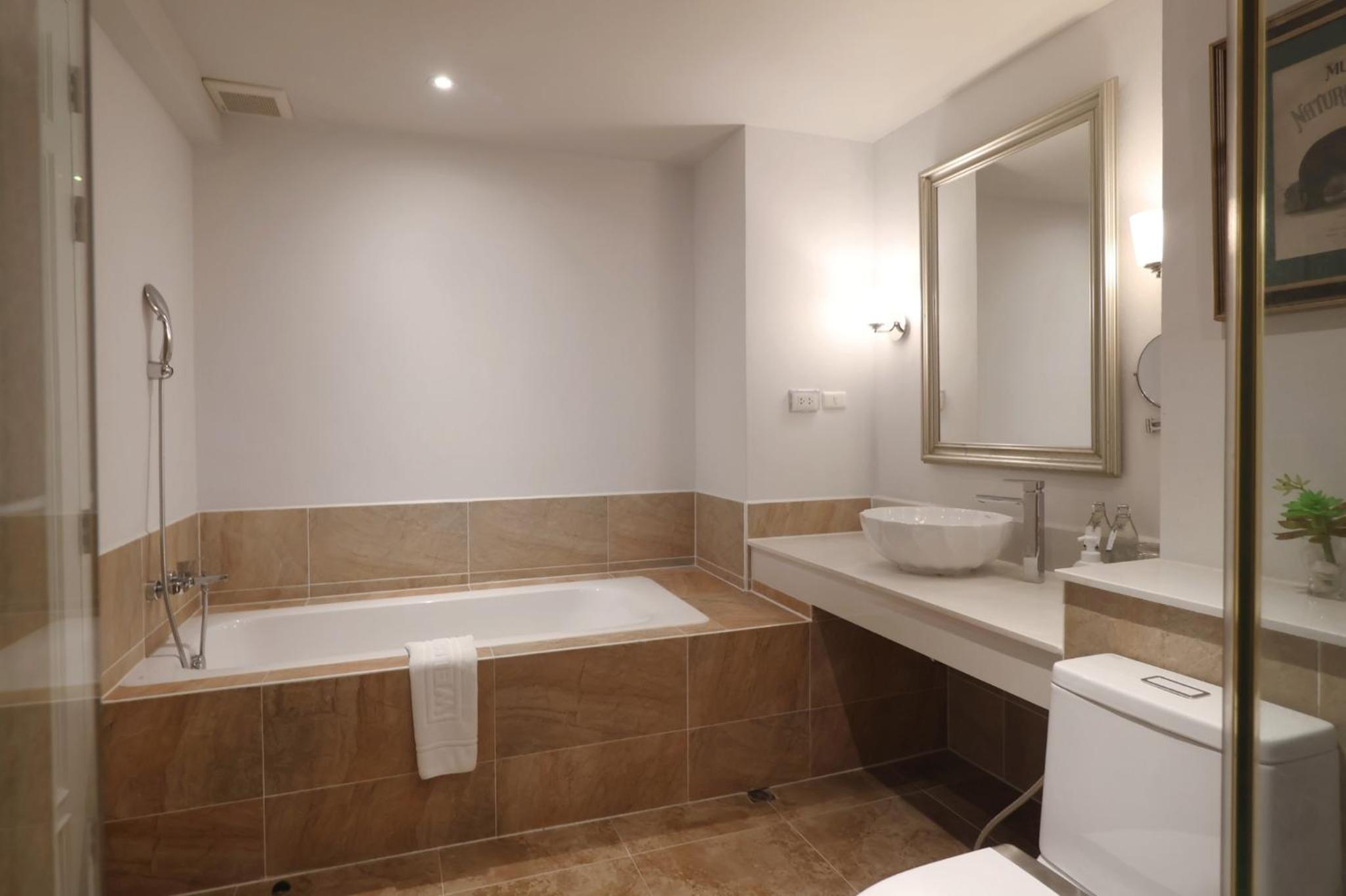 One-Bedroom Suite - Photo 6
