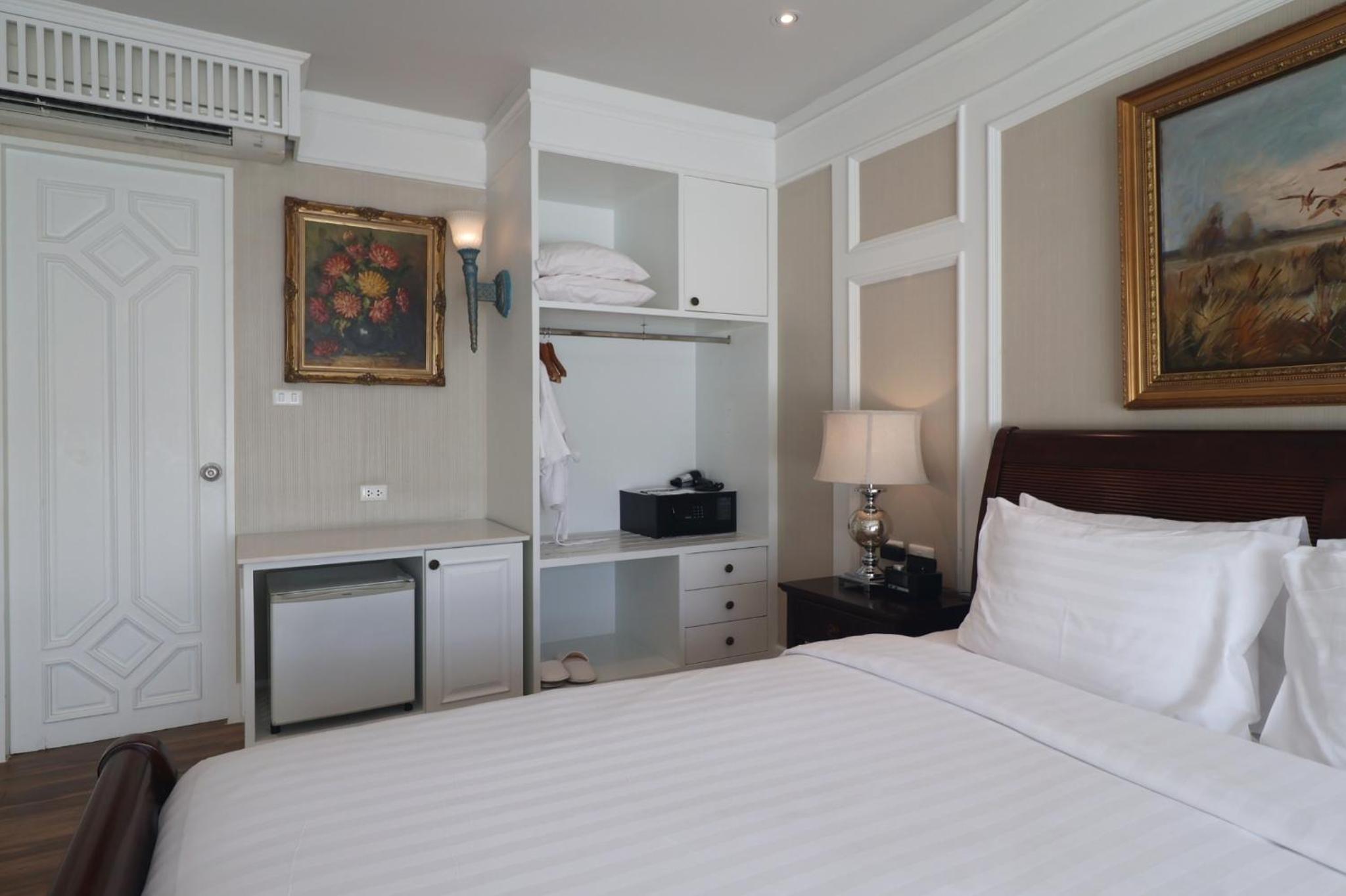 One-Bedroom Suite - Photo 7