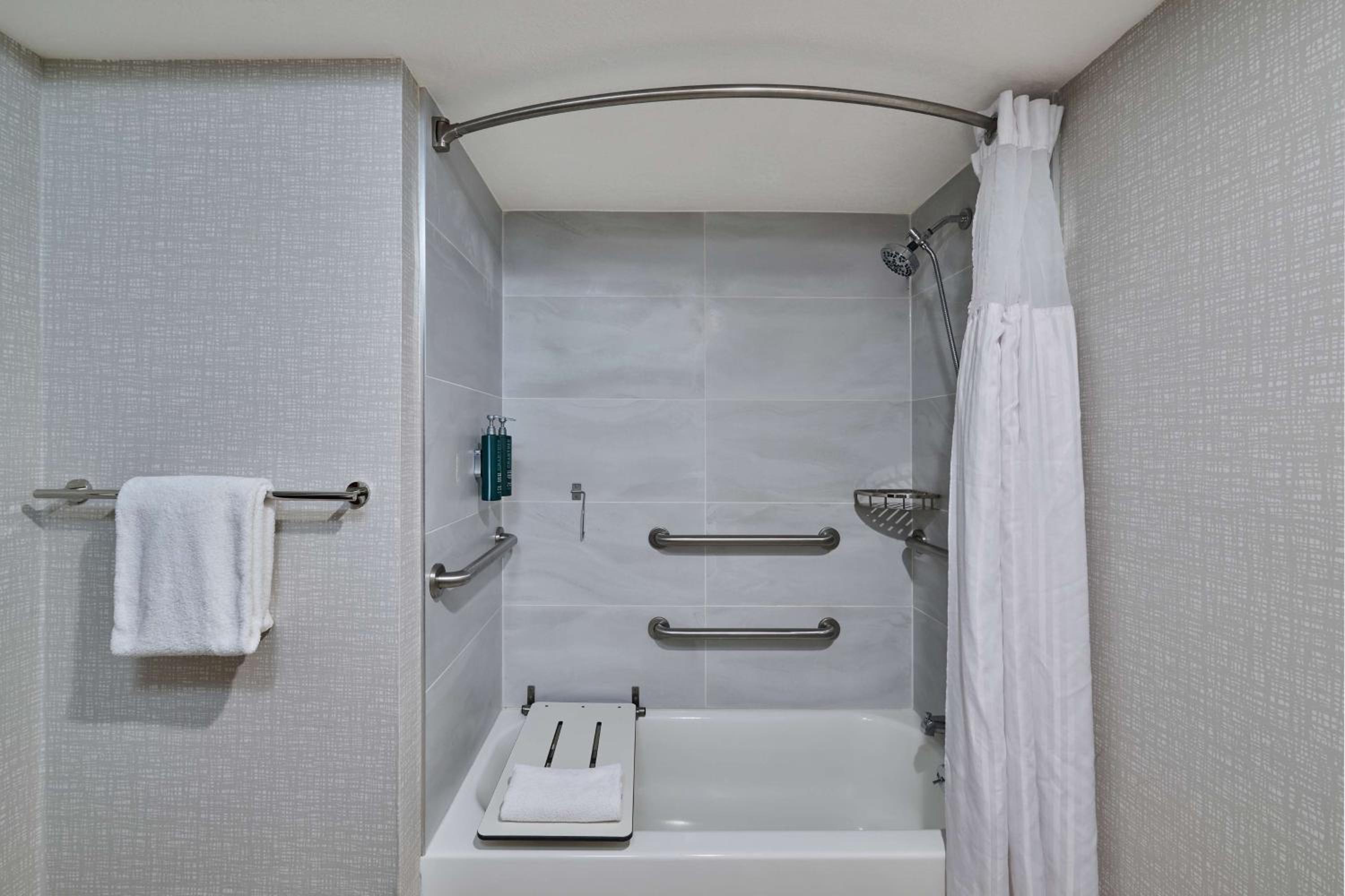 Deluxe King Room with Tub - Mobility Accessible - Photo 3