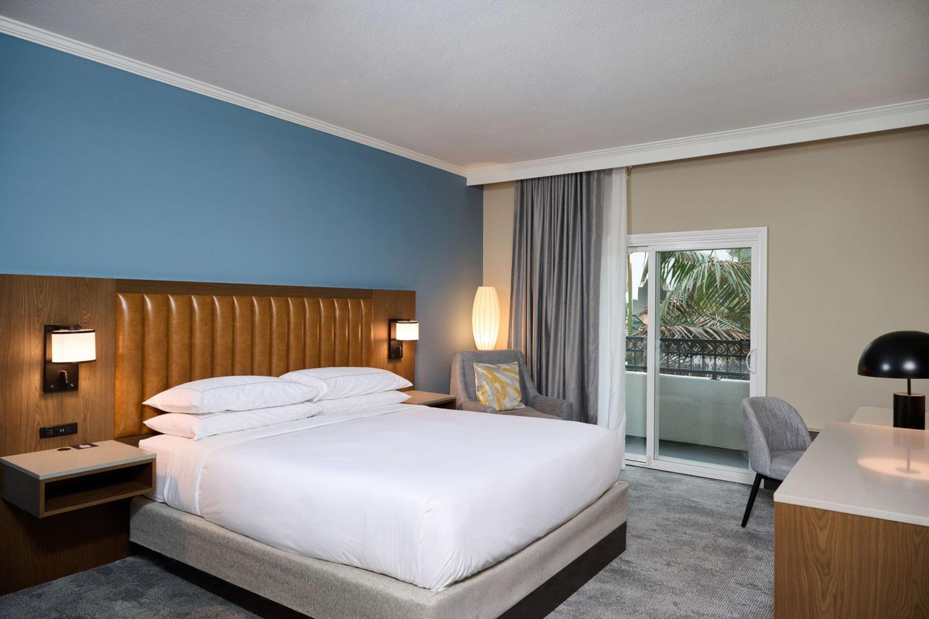 Deluxe King Room with Balcony - Photo 4