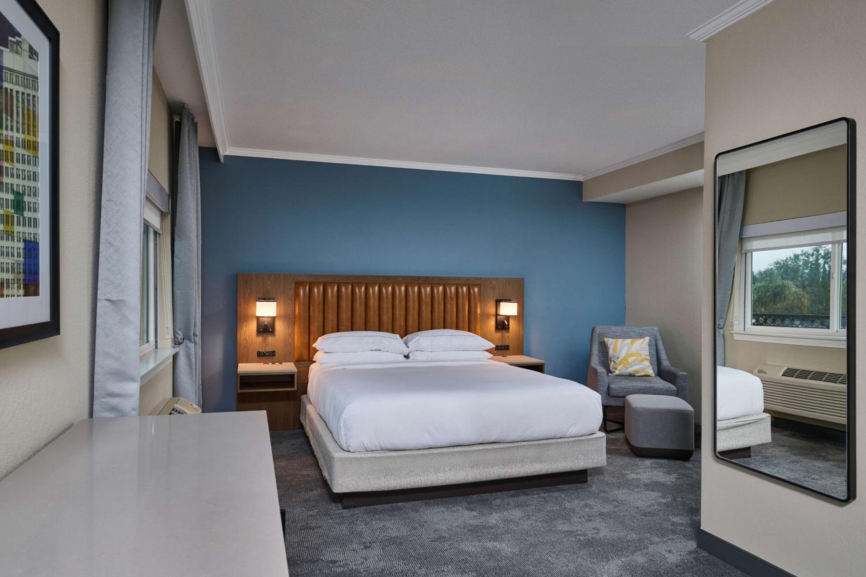 Deluxe King Room with Balcony and Mountain View - Photo 4