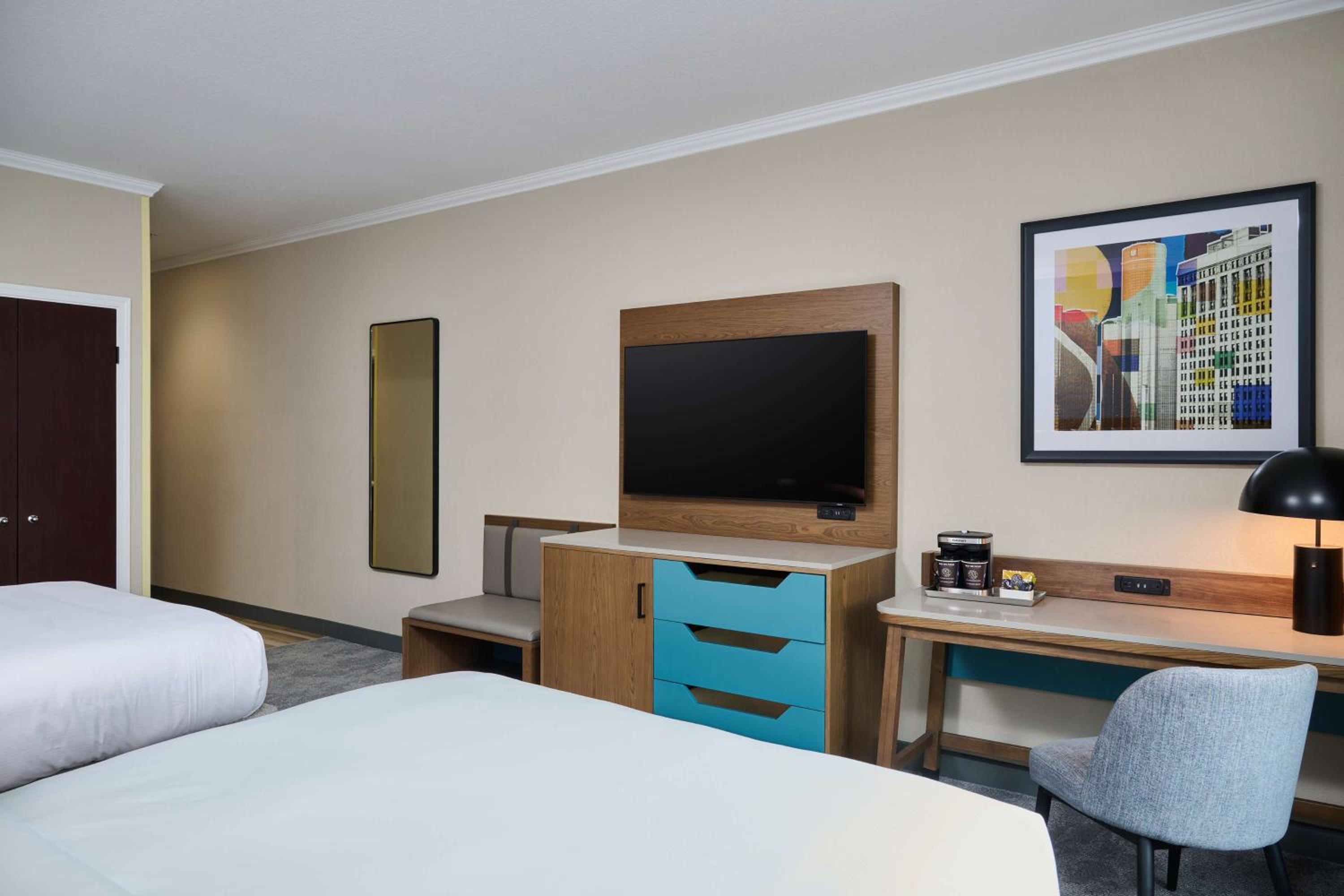 Deluxe Queen Room with Two Queen Beds - Photo 4