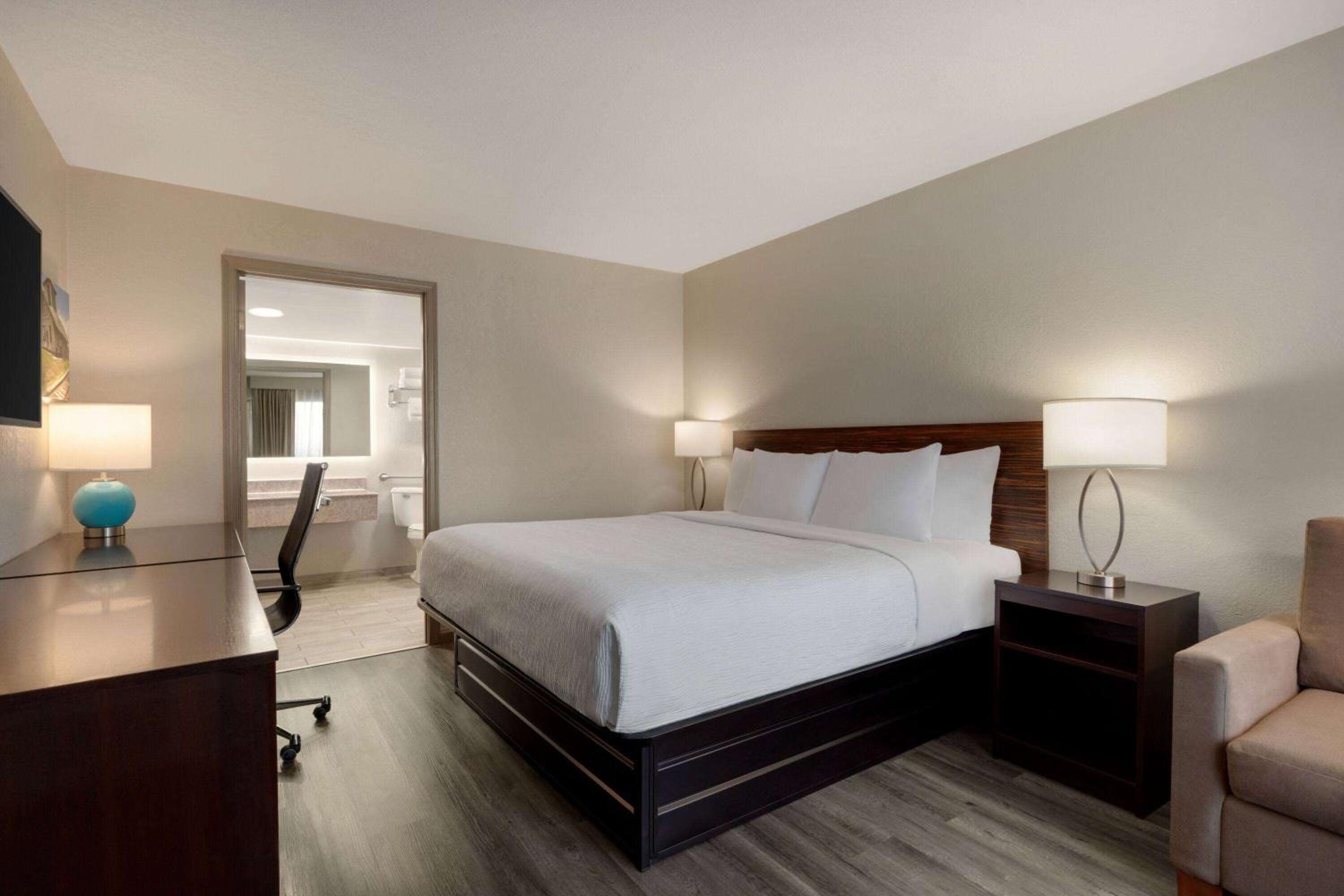 King Room with Mobility/Hearing Access and Roll-In Shower, Non-Smoking - Photo 2