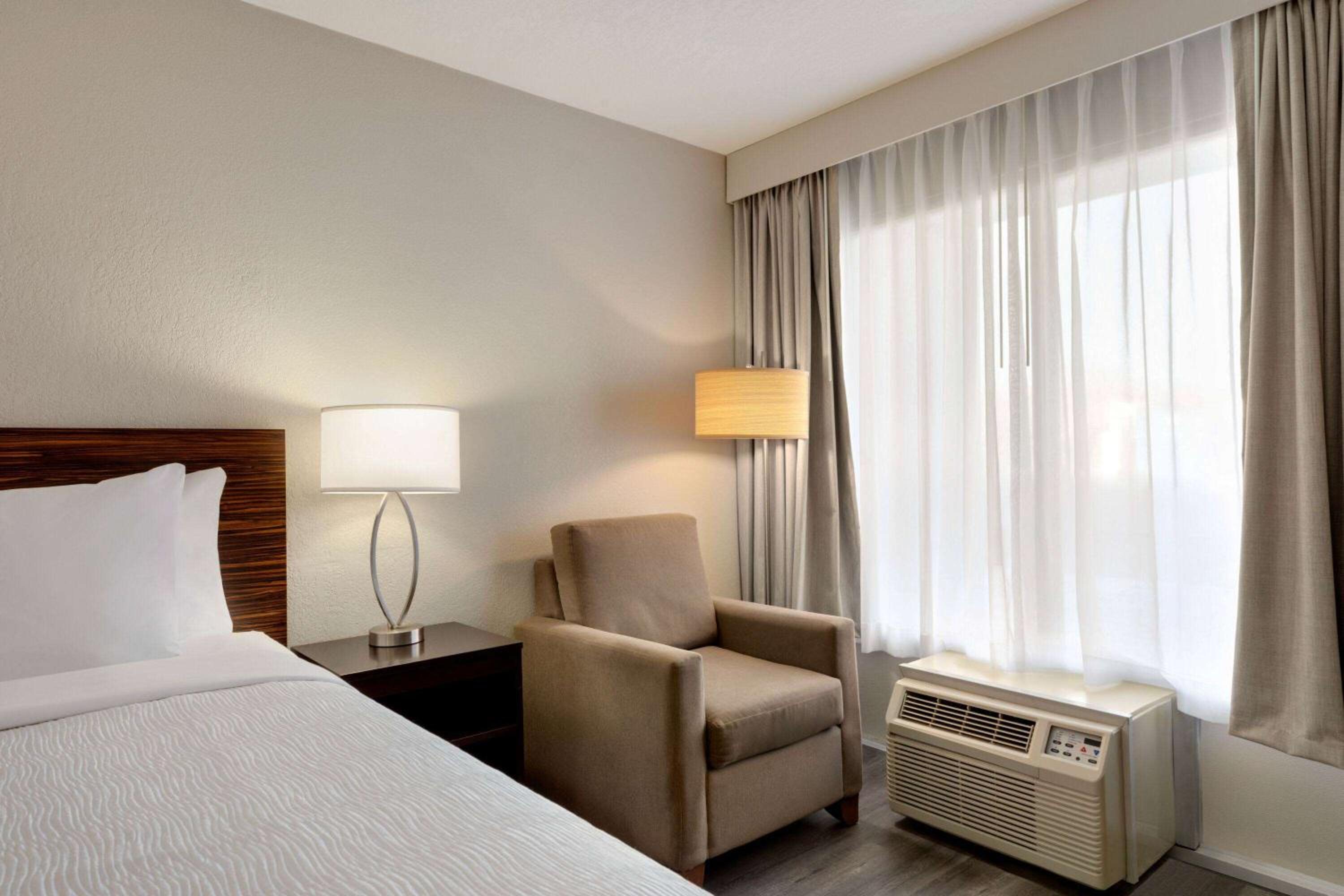 King Room with Mobility/Hearing Access and Roll-In Shower, Non-Smoking - Photo 3