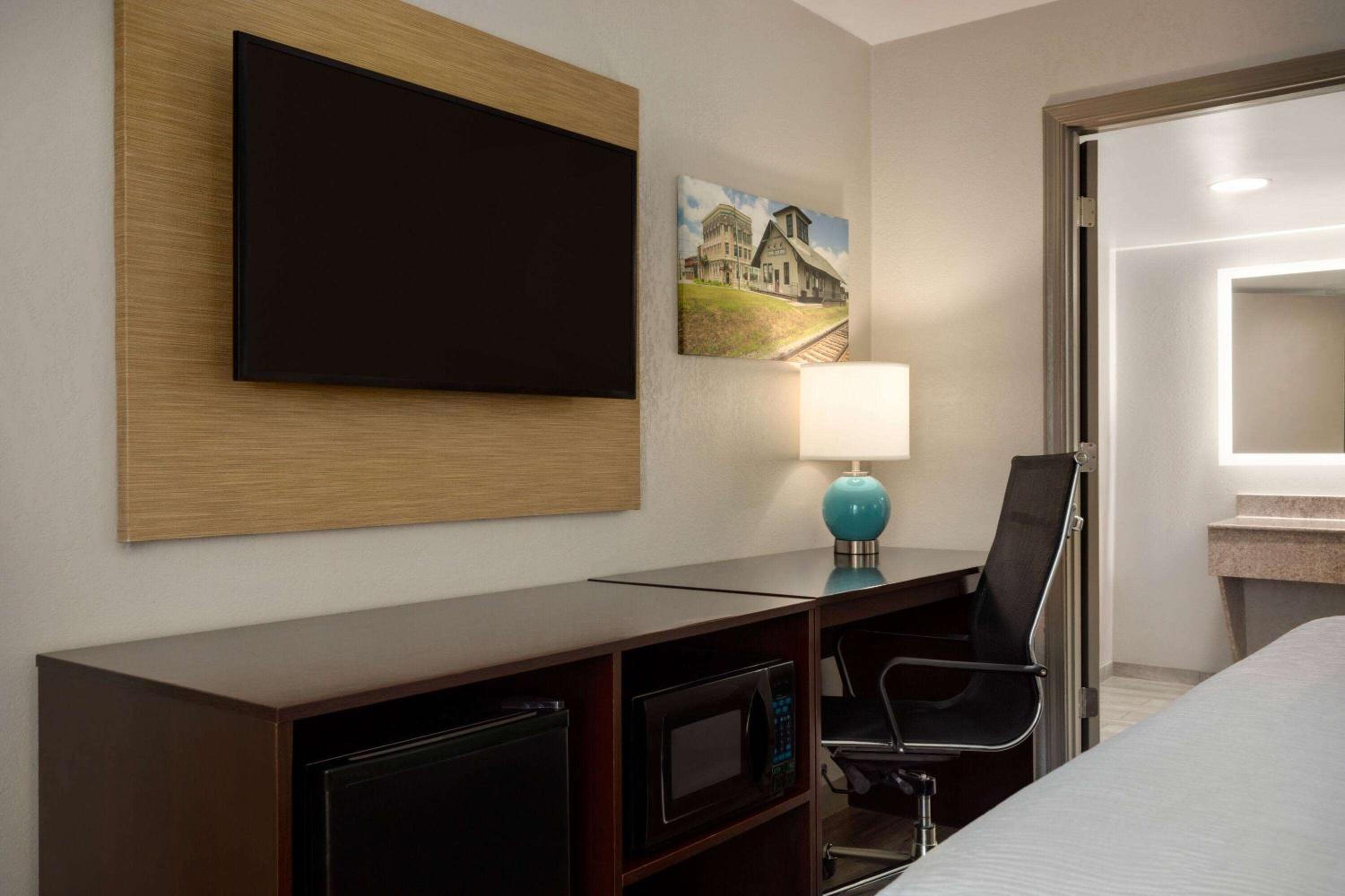 King Room with Mobility/Hearing Access and Roll-In Shower, Non-Smoking - Photo 4
