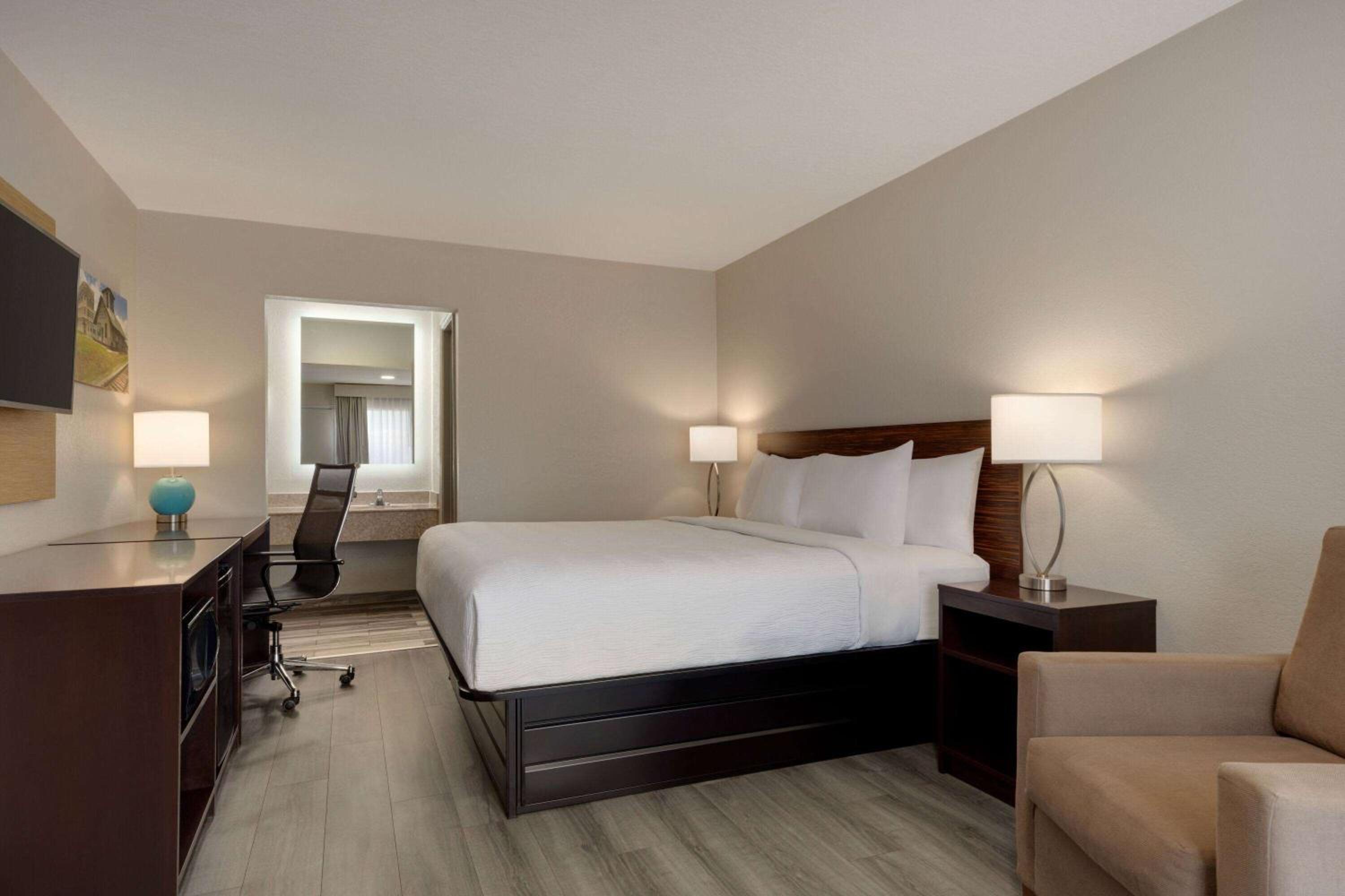 King Room - Non-Smoking - Photo 2