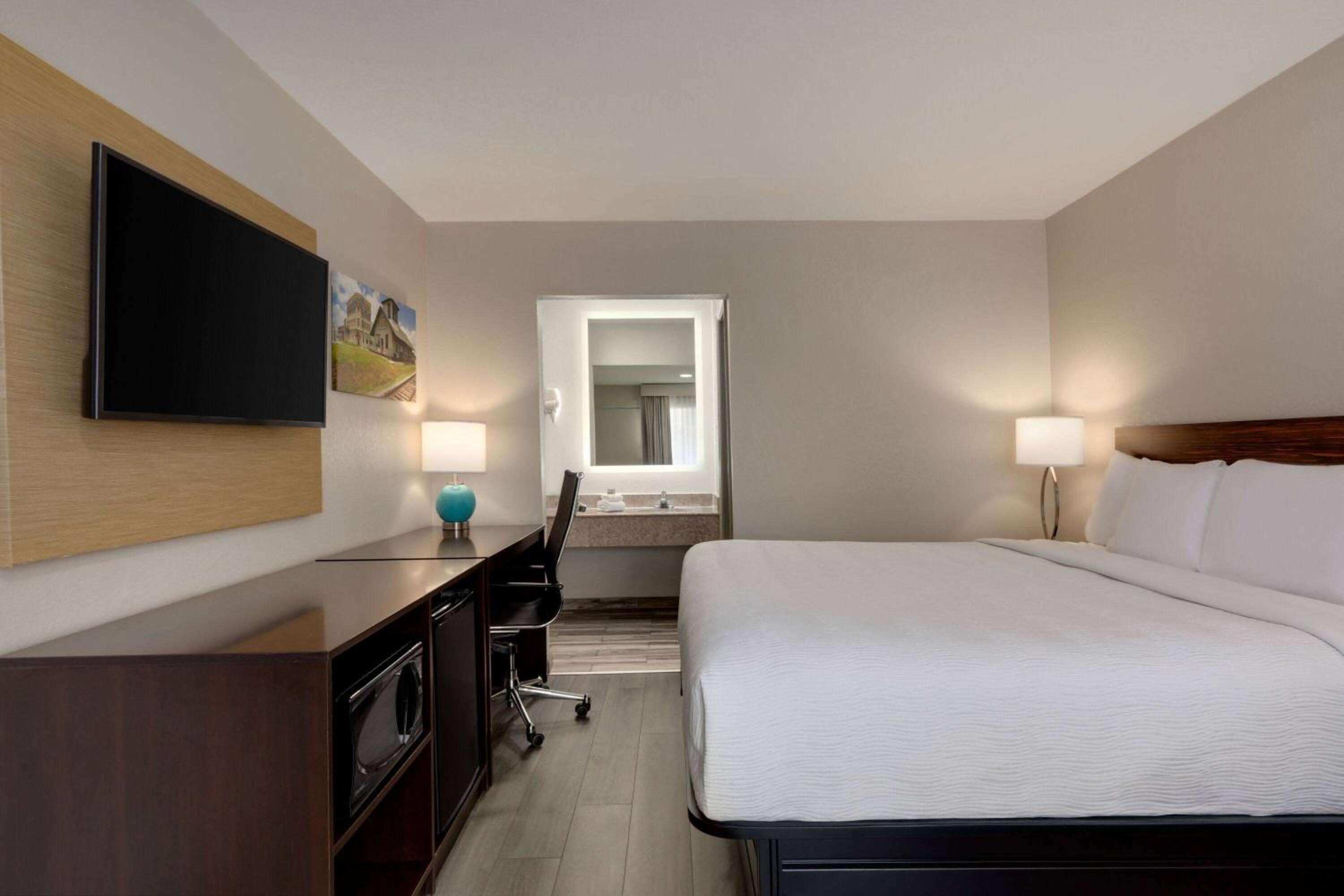 King Room - Non-Smoking - Photo 3
