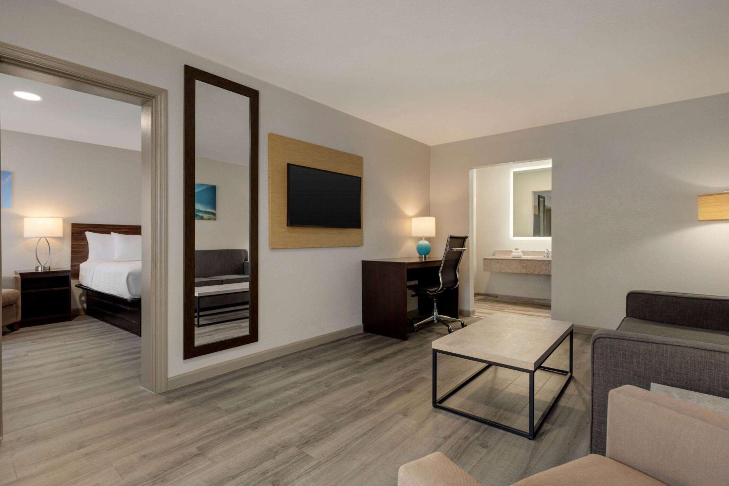 One-Bedroom King Suite - Non-Smoking - Photo 1