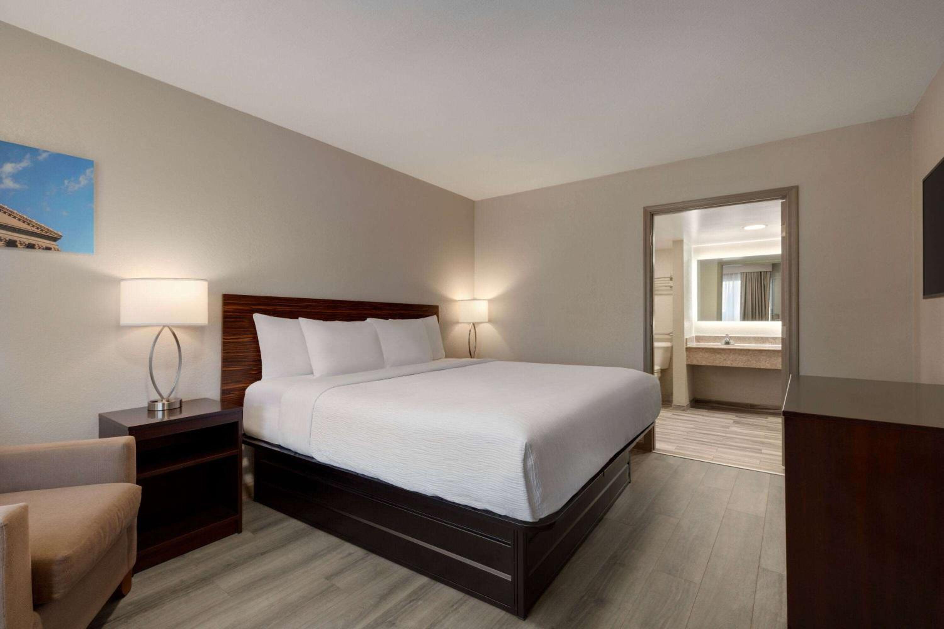 One-Bedroom King Suite - Non-Smoking - Photo 3